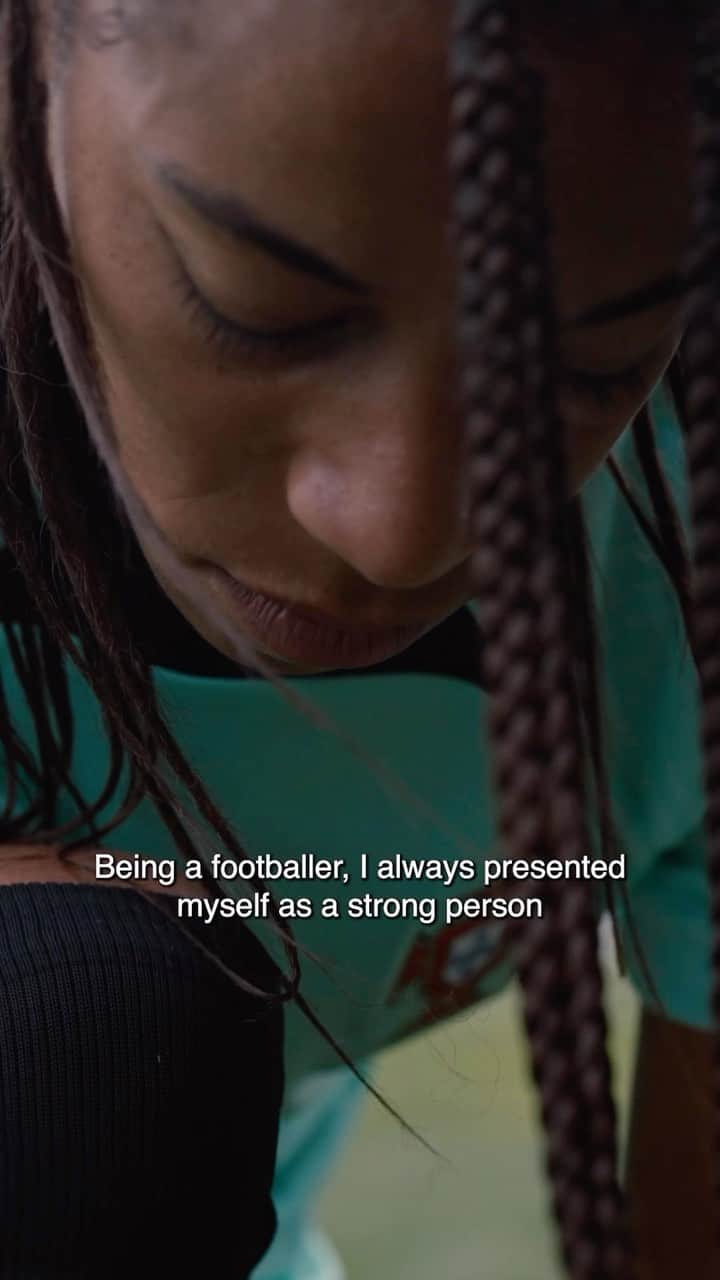 NIKEのインスタグラム：「For Jéssica Silva (@jessiicasilva10) family is everything 👪. Coming off one of the most successful seasons of her career, she also faced the most devastating year of her life. The tragic loss of her Grandmother Teresa forced Silva to reprioritize everything and spend much-needed time with her biggest supporters: her family.」
