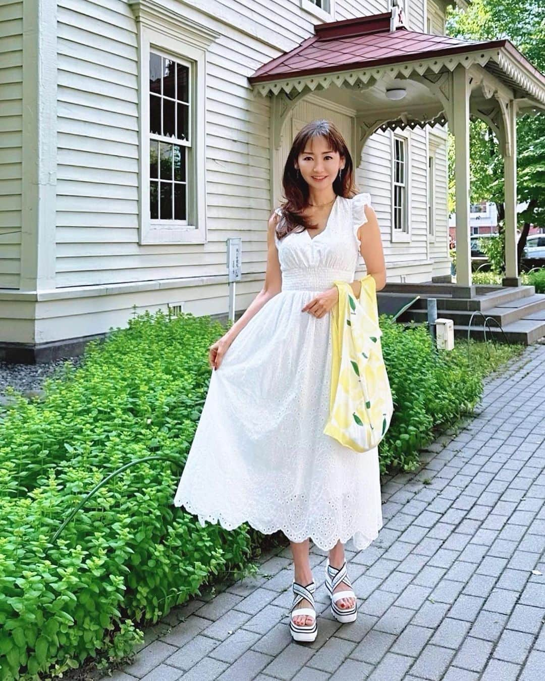 長谷川夕希子さんのインスタグラム写真 - (長谷川夕希子Instagram)「今回の旅先でも大活躍した この私が手に持っているスカーフエコバッグ🍋  ナント❣️私が色や柄など こだわりました Gabbyオリジナル 夕希子オリジナル のバッグなんですよ🥰  スカーフバッグだから、 荷物入れるだけでなく バッグに巻いたり、首に結んだりできるの🥰  今年トレンドの🍋柄で、 爽やかでお洋服にも いい感じで映えるカラー💛🤍💚 にしました✨  プレゼント🎁にも、 自分用にもおすすめですよ♪  販売日は、 本日 ❗️7/27(木)0時〜 7/30(日)23:59までの期間限定‼️  8月21日(月)から順次発送されます🏤  皆さまにご購入いただくと、私めっちゃ嬉しいです❣️是非是非よろしくお願いします🥹  私と是非お揃いで持ちましょう♪🥰  購入できるリンク🔗を、 ストーリーにも貼りますね🙂  🔽楽天市場 https://item.rakuten.co.jp/josobox/js-ge060/  #夕希子オリジナル #エコバッグ  #スカーフバッグ  #エスディージーズ  #期間限定販売  #サブバッグ  #アラフォーファッション  #アラフォーコーデ  #アラフィフコーデ  #アラフィフファッション #美魔女 #大人女子ファッション  #旅行コーデ  #旅支度  #プレゼントにおすすめ  #プレゼント選び  #ギフトにおすすめ  #ギフト選び  #バースデープレゼント  #お返しギフト  #感謝の気持ち  #ご挨拶ギフト  #札幌旅行  #札幌時計台」7月27日 7時13分 - yukikogabby