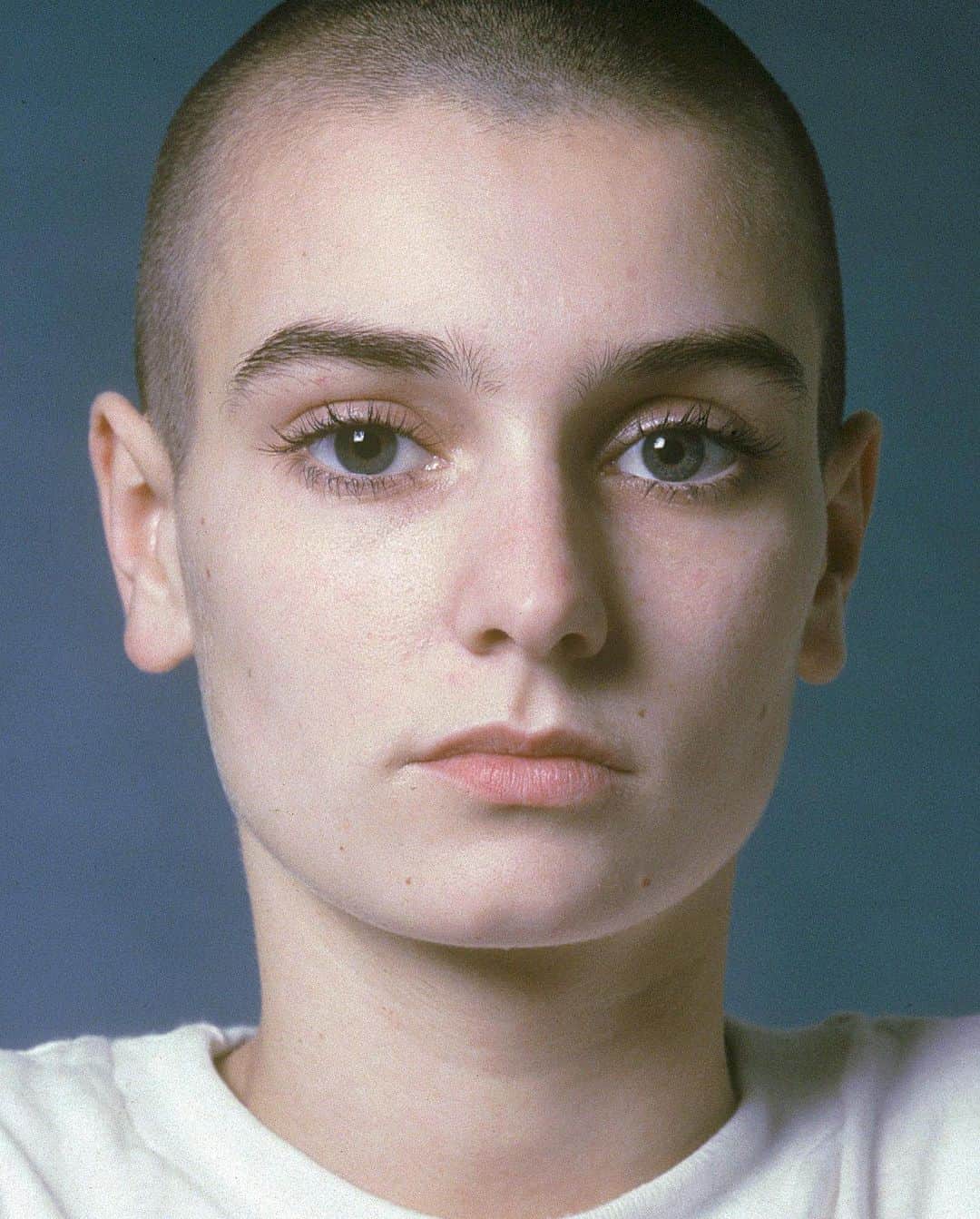 Carolina Gonzalezのインスタグラム：「🕊️S I N E A D💔  Heartbroken….anyone who knows me knows I have loved her from day 1…. At 12 hrs old I was captivated and greatly inspired…. Shook me to my core….swipe to see a portrait I drew of her at the age of 12…. Rest in Love, Light & Peace Sinead …🌹🕊️🙏🏽✨」