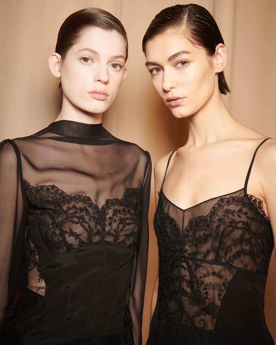 ジェイソンウーのインスタグラム：「Backstage beauty moments curtesy of @diane.kendal using @jasonwubeauty #JasonWuCollection #Fall2023 #JasonWuBeauty」