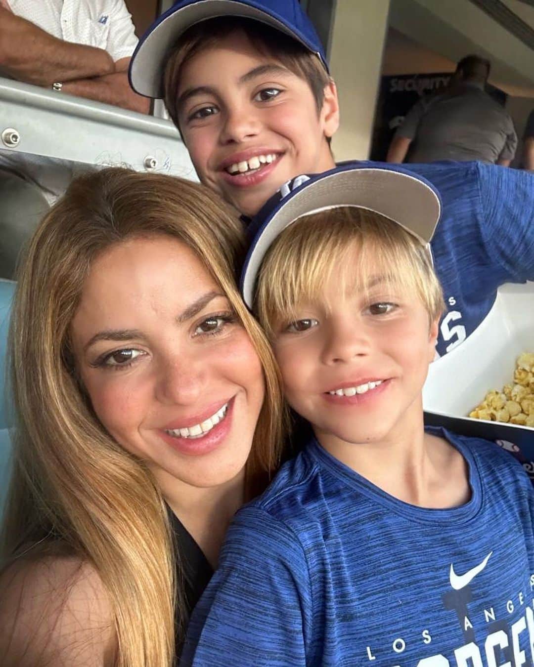 シャキーラのインスタグラム：「At the Dodgers game with the kiddos last night! amazing game!」