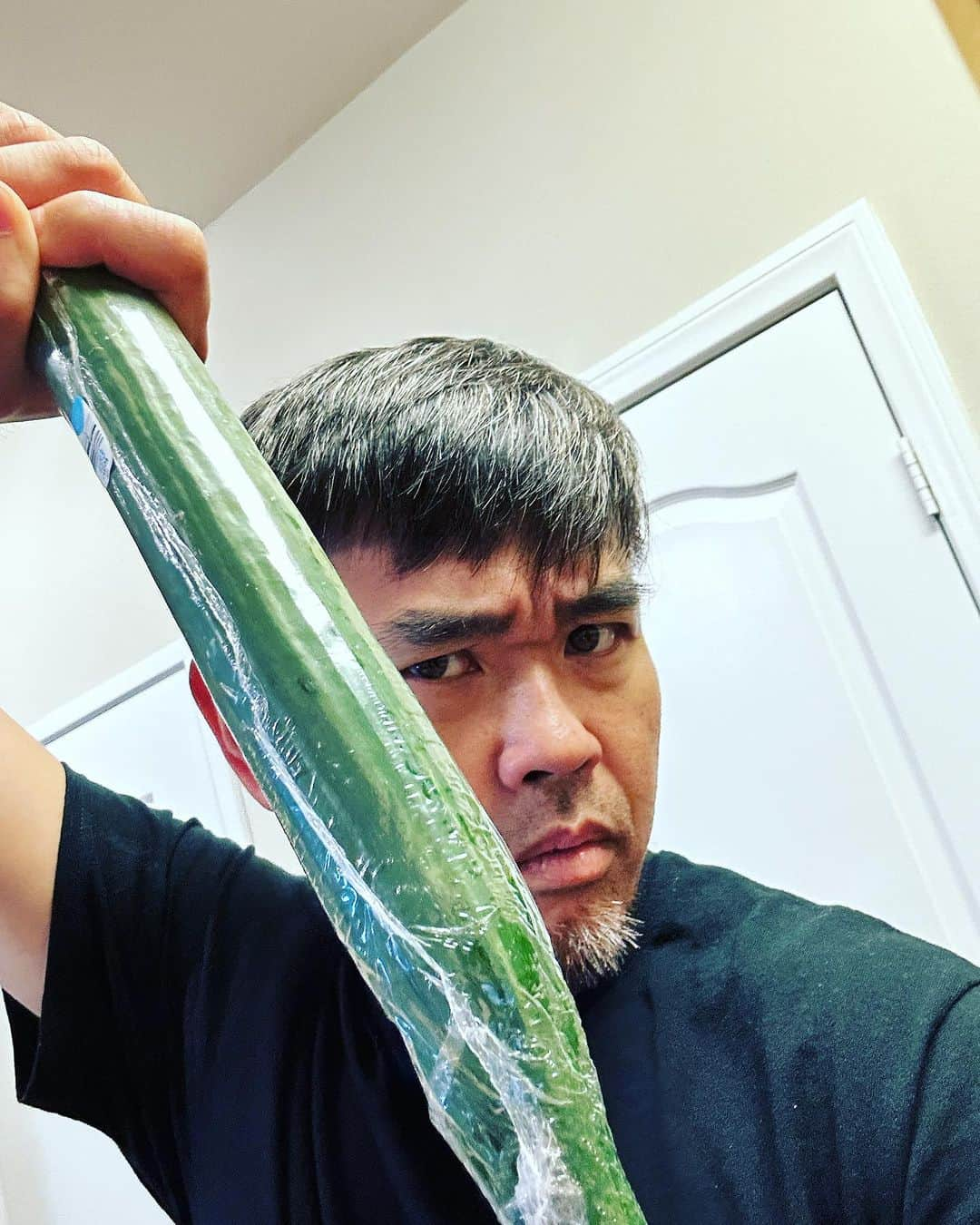 品川祐さんのインスタグラム写真 - (品川祐Instagram)「きゅうり太ってえ。長え。 武器？ #LA食材 #cucumber」7月27日 7時26分 - shinashina0426