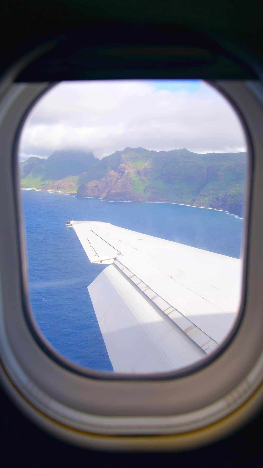 ハワイアン航空のインスタグラム：「We’re a little over halfway through the year. 🎉 How many more adventures can you fit in? ✨   #MidYearReflections #AdventureAwaits #Hawaii #HawaiianAirlines」