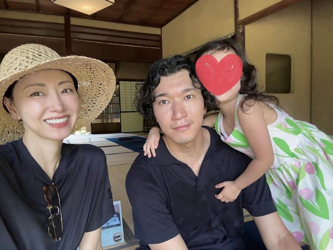 大塚良子のインスタグラム：「. 撮影がひと段落した次郎さんが 京都へお迎えに来てくれた♡ @jirokonami  1ヶ月ぶりのパパに娘大はしゃぎ。良い時間🌿  #家族時間 #familytime」
