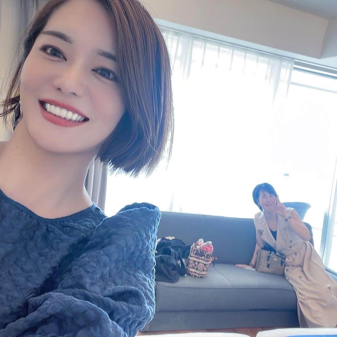 川満アンリのインスタグラム：「前の話ですが。 この日は夫と娘はおかあさん家にお泊まり。わたしは仕事で行けなくて、せっかくだから遊んでおいで！と言ってもらって、友人とホテルでお泊まりしました✨ 仕事終わりでチェックインしていっぱい遊んで、めちゃくちゃ楽しい一日♡ 年に1回くらい？友人と北部のホテルに泊まりに行くって沖縄お母さんあるあるよねw私の母もやっていましたが💐 わたしもついに、そのあるあるに参加できるようになりましたww（那覇だったけど） これでしばらく頑張れるよ♡ というか、この日からずっと機嫌良いって自分でも思ってるから、やっぱりリフレッシュは大切だなって感じています🌸 ぜひ全家庭で導入してほしい❗️（別に高いホテルじゃなくていいし、今なら県民割とか充実していてかなりお得ですね）♡ #出会って22年 #大切な友人 #いつもありがとう　 #家族にも感謝 #リフレッシュ最高です」