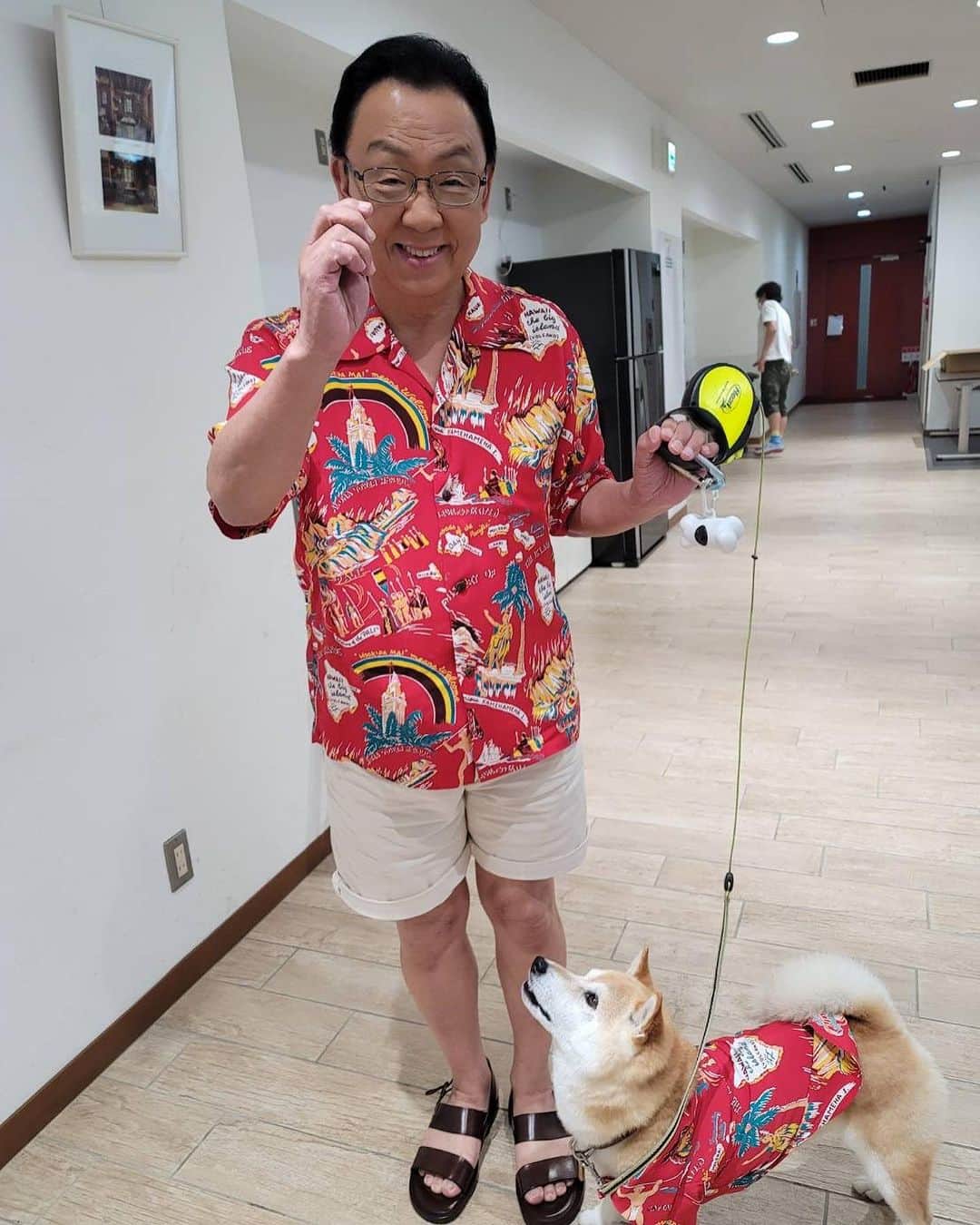 梅沢富美男さんのインスタグラム写真 - (梅沢富美男Instagram)「沖縄のコンビニの店長ではありません。  今日情報解禁になった新しいLAWSONさんのCMです。 僕の飼い犬ハピロー丸役の文太君の名演技にも注目してください！  本当に賢くてかわいい文太くん、名俳優です！  #LAWSON #ローソン #ハピロー丸」7月27日 7時58分 - tomioumezawa