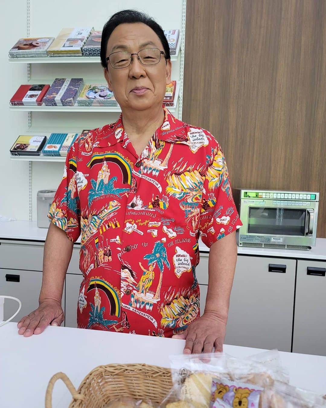 梅沢富美男のインスタグラム：「沖縄のコンビニの店長ではありません。  今日情報解禁になった新しいLAWSONさんのCMです。 僕の飼い犬ハピロー丸役の文太君の名演技にも注目してください！  本当に賢くてかわいい文太くん、名俳優です！  #LAWSON #ローソン #ハピロー丸」