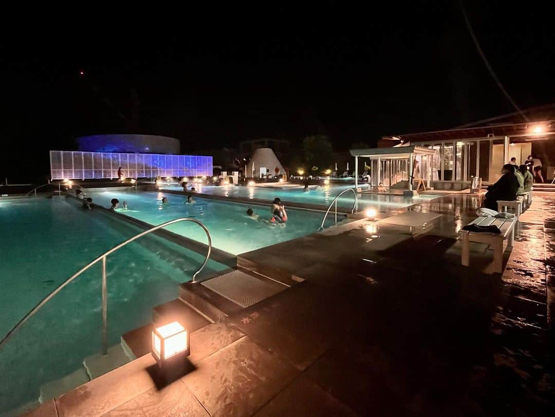 吉沢悠さんのインスタグラム写真 - (吉沢悠Instagram)「． 大分県・別府市。 〈杉乃井ホテル〉の夜は、終わらない。 ． ホテル内に、「水着で入れる温泉施設」があり、ここでは、見事な噴水ショーが見られます。 ． ． 広場では、「プロジェクションマッピング」の壮大な世界を鑑賞する事も出来ます。 ． ． 「豊富な品揃えのお土産コーナー」に、「規模の大きいゲームコーナー」。 ． ． 「卓球」や「ボーリング」など、アミューズメントパークのような〈杉乃井ホテル〉。 ． ． 1日では終われない楽しみが、ビッシリ詰まっていて、とにかく驚きました。 ． 日本にこんなホテルがあるんですね！ ． #週末旅の極意 #旅 #大分県 #別府 #杉乃井ホテル  #温泉 #japan #travel #japantrip  #oita #beppu」7月27日 7時53分 - hisashi_yoshizawa