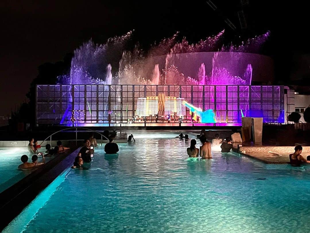 吉沢悠さんのインスタグラム写真 - (吉沢悠Instagram)「． 大分県・別府市。 〈杉乃井ホテル〉の夜は、終わらない。 ． ホテル内に、「水着で入れる温泉施設」があり、ここでは、見事な噴水ショーが見られます。 ． ． 広場では、「プロジェクションマッピング」の壮大な世界を鑑賞する事も出来ます。 ． ． 「豊富な品揃えのお土産コーナー」に、「規模の大きいゲームコーナー」。 ． ． 「卓球」や「ボーリング」など、アミューズメントパークのような〈杉乃井ホテル〉。 ． ． 1日では終われない楽しみが、ビッシリ詰まっていて、とにかく驚きました。 ． 日本にこんなホテルがあるんですね！ ． #週末旅の極意 #旅 #大分県 #別府 #杉乃井ホテル  #温泉 #japan #travel #japantrip  #oita #beppu」7月27日 7時53分 - hisashi_yoshizawa