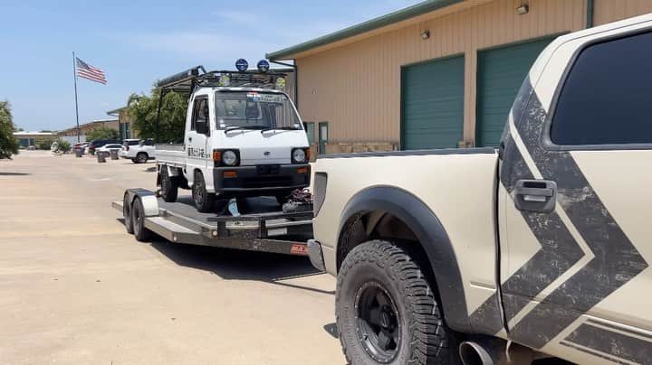 スティーブのインスタグラム：「Big trucks pulling little trucks! Ford Raptor and Subaru Sambar pulling into @minitrucksoftexas  フォードラプターでちょっと調子悪いとうふ君を近くの軽トラ専門店まで引っ張って、そこになんとハードカーゴさんのトラック❣️びっくり‼️ @hardcargo 近日中にサンバーが治ると良いですね」