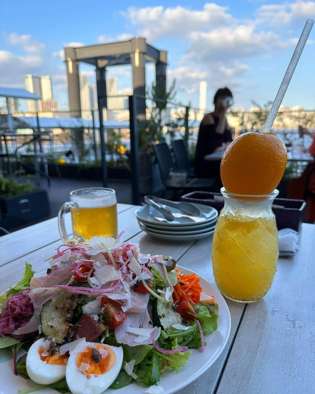 陽菜えみるのインスタグラム：「.  Sunset dinner🥂✨ & roof top bar  🌅  @aaayu330 が見つけてくれた テラスご飯とルーフトップバー どちらも夜心地よかった🫣🤤🌉🌙  いつも優しい世界で温かい あゆみさんがLOVEです🫶  .」