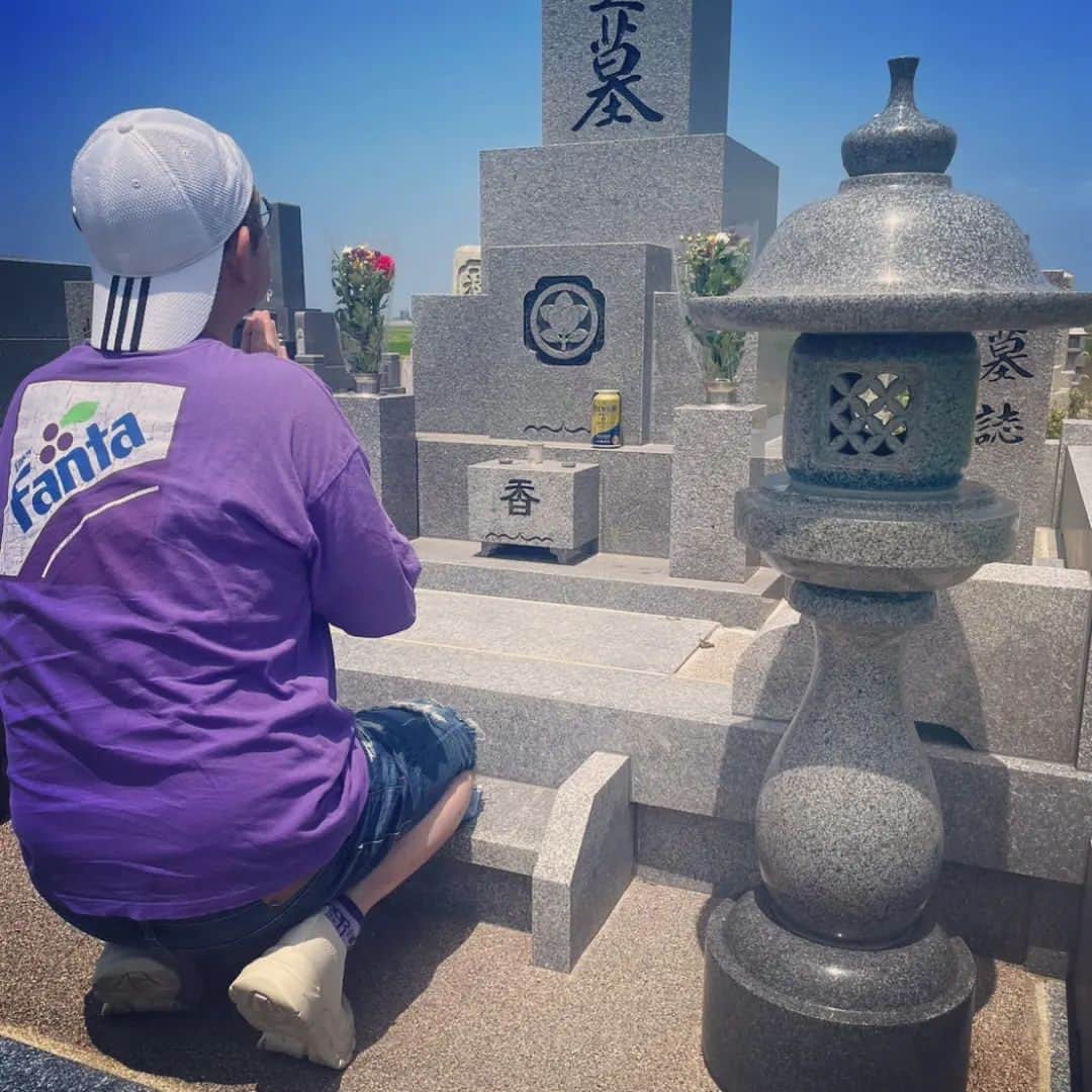 松本隆博のインスタグラム：「。⁡ ⁡勝ちゃ～ん‼️会いにきたで‼️⁡ ⁡久しぶりやなぁ～⁡ ⁡ビールでも呑んでぇやー⁡ ……「ファンタ」のおっさん⁡ ⁡やけど😅。。⁡ ⁡⁡⁡ ⁡勝ちゃんの口癖… ⁡「兄さん、あのね～」⁡ ⁡「兄さん、あのね～」⁡ ⁡「兄さん、あのね～」⁡ ⁡がずっと聴こえてた✋✋✋⁡ ⁡⁡ ⁡また来るわな⁡( ᴖ ·̫ ᴖ )⁡ ⁡⁡ ⁡還暦少年 松本隆博⁡ ⁡」