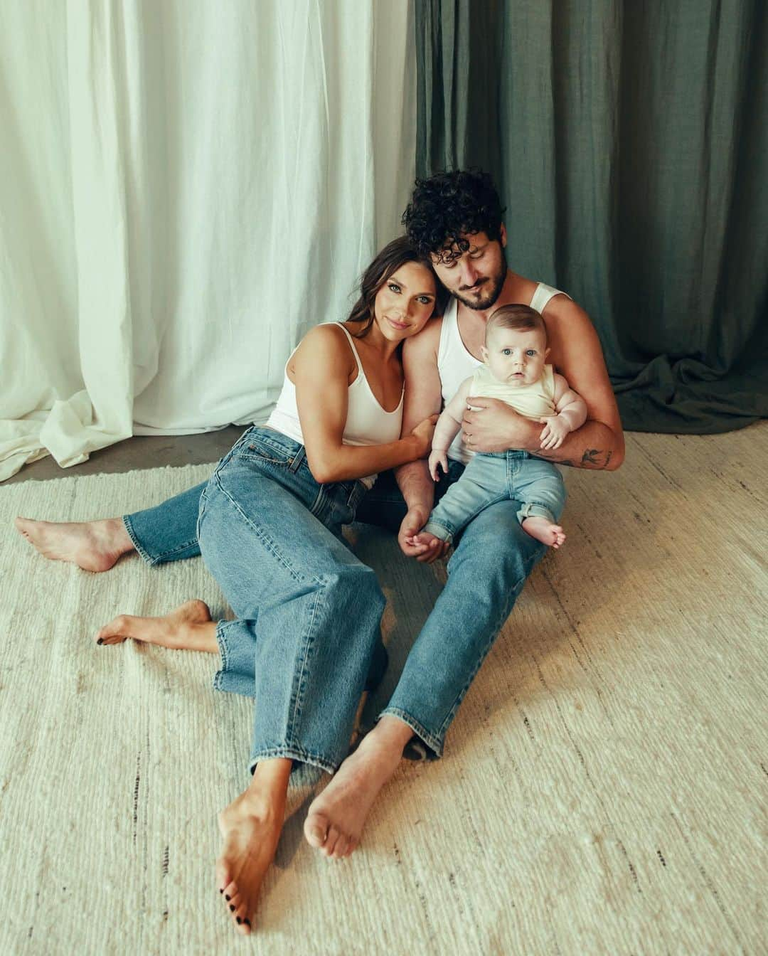 ジェナ・ジョンソンさんのインスタグラム写真 - (ジェナ・ジョンソンInstagram)「My whole world 🖤  Thank you to our favorite human @ladybaguette for capturing these moments of our little family!」7月27日 8時07分 - jennajohnson