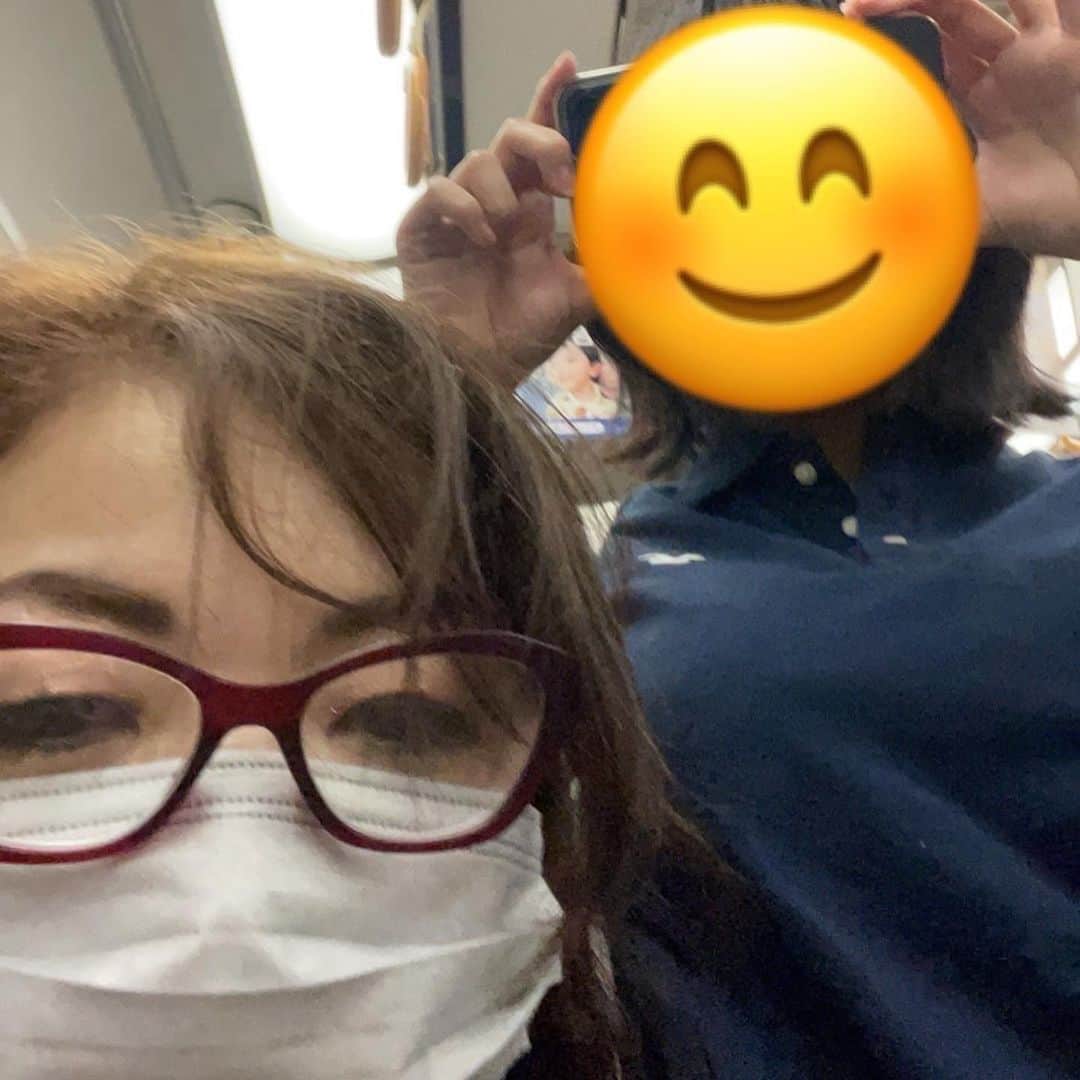 モモコさんのインスタグラム写真 - (モモコInstagram)「ある日、新大阪から電車で帰りました🚃 仕事のときは、タクシーですが、歌舞伎を観に行っただけなんで節約女❗️ 暑いなぁ、荷物重たいなぁなんて思ってたら、バイト帰りの娘と会えました😆 声出したらバレるから、そーっとハグしました😊 電車もいいもんだぁ💕  #ハイヒールモモコ #👠 #👠🍑 #CHANEL #シャネラー #グルメ #アメブロ #YouTube #モモコ新聞  #電車で帰宅 #節約 #偶然 #娘 #同じ電車だった #ハグ」7月27日 15時30分 - highheel_momoko