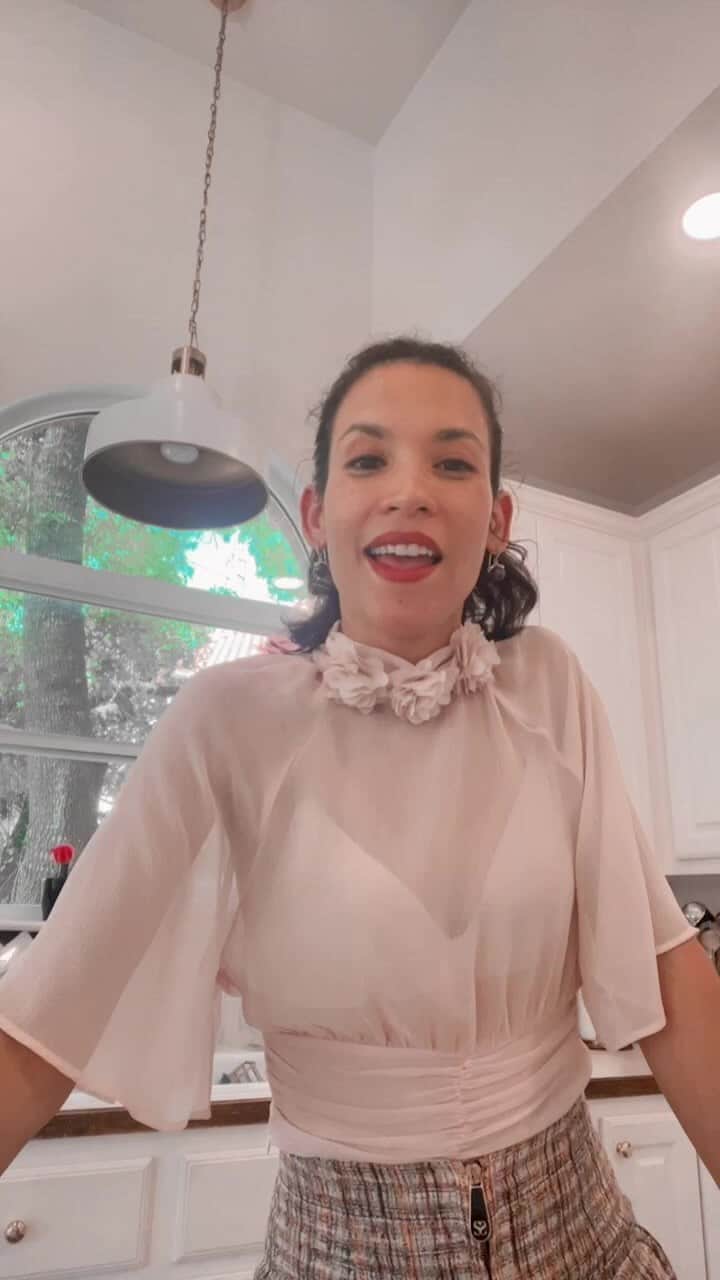 のインスタグラム：「“Cooking with la familia” this coming Sunday! 10am PST - 12 noon CST - 1pm EST!  See you in my kitchen ⏰🌱🪴👩🏼‍🍳 Get your ingredients here  Ingredients for Picadillo: · 1lb (450g) ground beef * · a green bell pepper · a medium-sized onion · half a bulb of garlic · 2 tbsp (about half of a 6oz/170g can) tomato paste · salt and pepper (to taste) · some seedless raisins · white wine vinegar · 2-3 tbsp green olives, pitted . Chives - rosemary- sage  . Rice   Other ingredients: · 1-2 green plantains · side salad (include avocado for a Cuban flavor!) · oil (for cooking and frying) #cooking #familiatime」