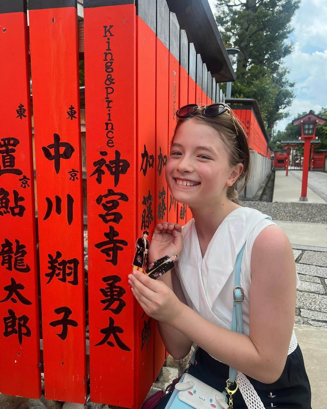 レイラのインスタグラム：「京都では車折神社に行ってきたよ⛩芸能神社ということで、レイラも芸能御守り買ってきたよ😊 いーっぱいあって全部探せなかったけど、神宮寺君と廉くんを発見️🩵🖤そして、SixTONESも❤️   #芸能事務所  #芸能神社  #車折神社  #京都  #嵐山  #神宮寺勇太  #永瀬廉  #SixTONES」