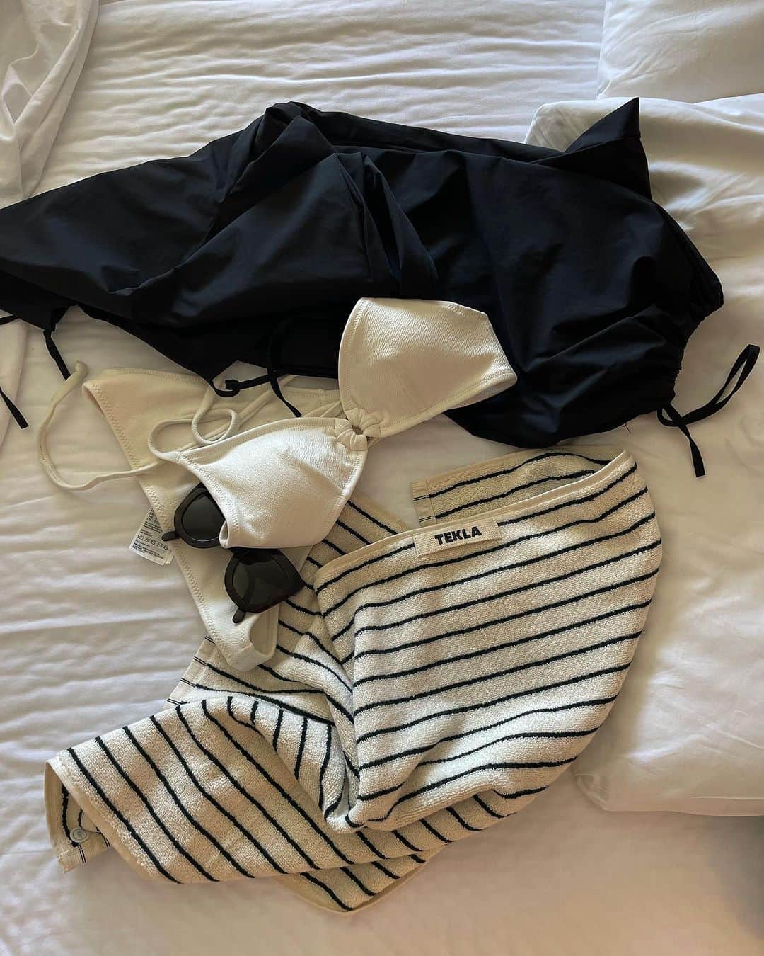 のインスタグラム：「今年は 白にした👙 🤍  @hm swimwear  サロペットラッシュは @amely__official   #水着コーデ #エイチアンドエム購入品 #エイチアンドエム#swimwear #ラッシュガード」