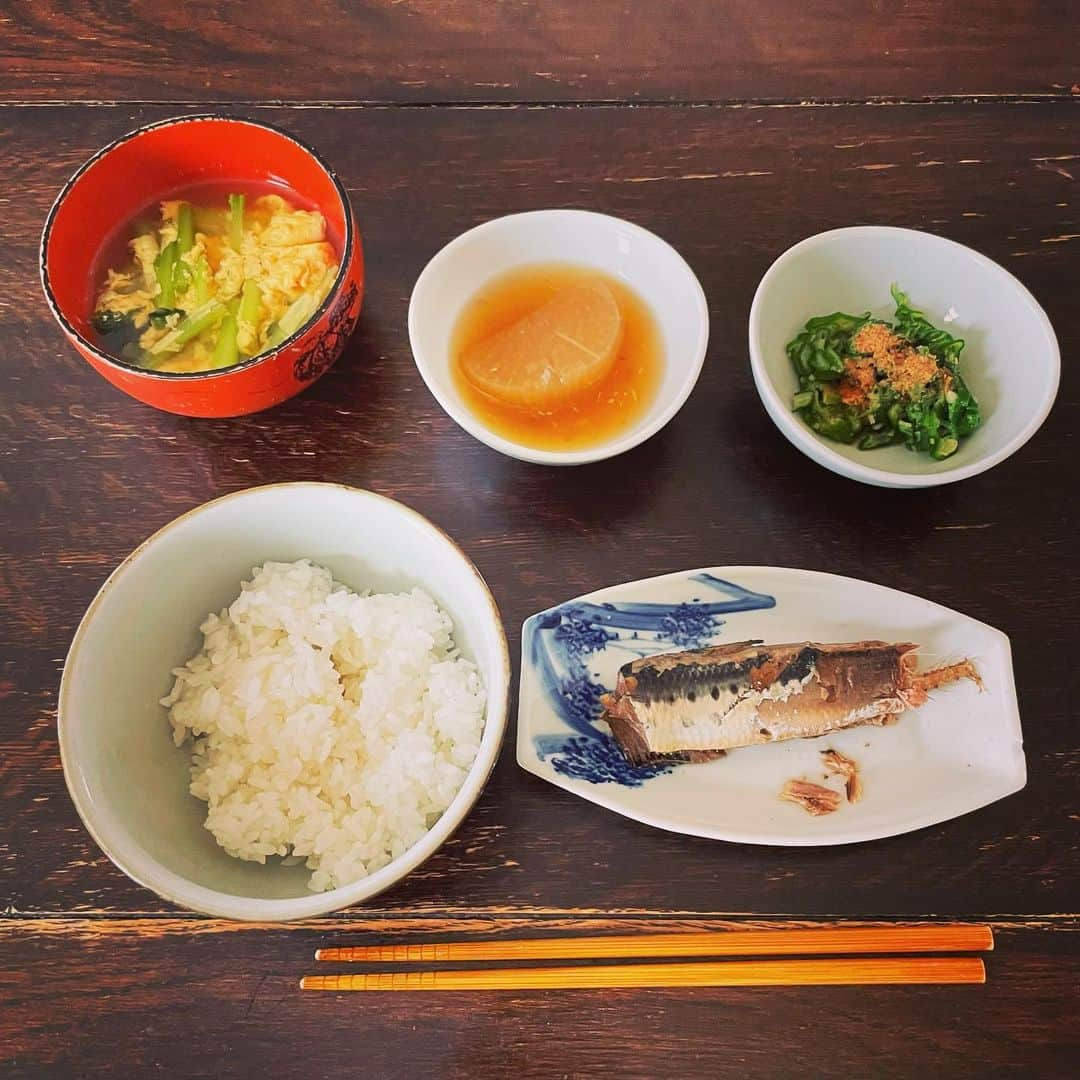 佐野史郎のインスタグラム：「#朝ごはん #鰯の煮付 #オクラ #大根の煮物 #三つ葉の卵とじ いつもこんな感じ。 鰯の尻尾が欠けてしまった😅 塩分摂りすぎないよう気をつけてます😌 とはいえ、ナトリウム不足は避けたいところ😣 熱中症に気をつけなければなので、水分補給は必須ですが、水中毒も頭の片隅に。 経口補水液も時折飲むには良いと主治医のセンセイはおっしゃってました😌」