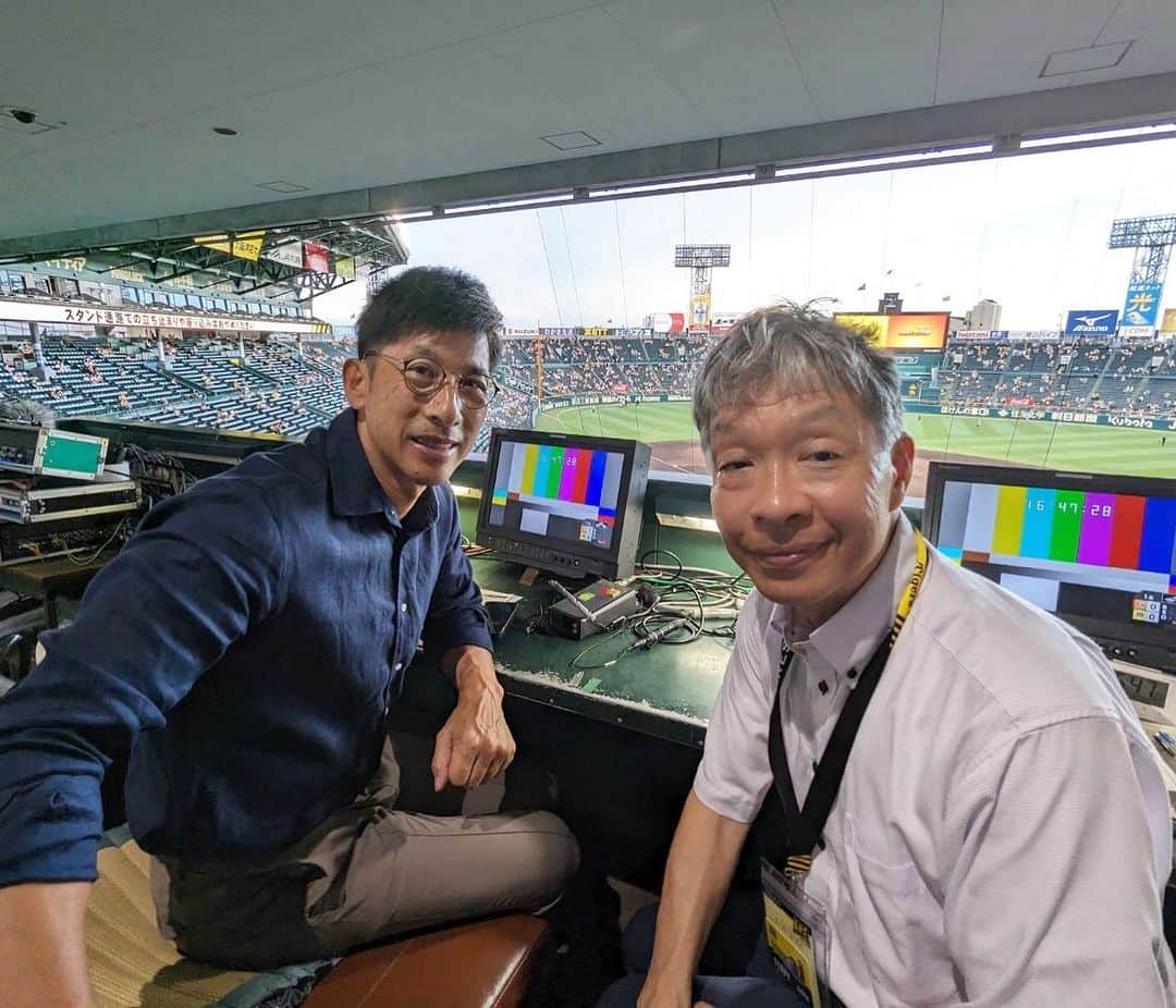 矢野燿大のインスタグラム：「・ 昨日はスカイAで解説⚾️ ( @skya_cs_sports_tv )  見事な逆転勝利でしたね😊  今日も期待してます🐯  by ヤノマネ  #スカイA #解説 #矢野燿大 #寺西裕一 さん #阪神タイガース #読売ジャイアンツ  #阪神甲子園球場」