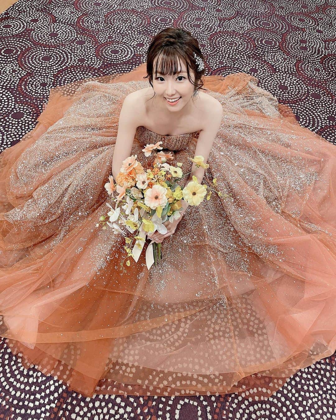 湊月莉子のインスタグラム：「オレンジのドレスでブライダルフェア💐ブーケもオレンジで可愛かった♡#ブライダルモデル #ブライダルフェア #模擬披露宴 #模擬披露宴モデル #ウェディングモデル #式場探し #ドレス迷子の花嫁さんを救いたい #モデルさんと繋がりたい #美男美女と繋がりたい #都内式場 #オレンジドレス #ウェディングドレス #カクテルドレス #カラードレス #ビジューアクセサリー」