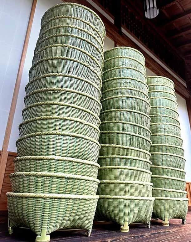 竹虎さんのインスタグラム写真 - (竹虎Instagram)「茶碗籠には深い思い入れがあります。今年の真竹を使い切って編み上がった籠。土佐の「おきゃく」では、この何倍もの大きさの竹籠に、色々な食器が入れられ庭先にズラリと並んでいました。竹虎ウェブサイト「竹茶碗籠のある暮らし」ご覧いただきたいです。 . #竹虎 #虎斑竹専門店竹虎 #山岸竹材店 #竹虎四代目 #TAKETORA #竹製品 #竹細工 #竹工芸 #竹 #キッチン雑貨 #暮らし #basket #japan #青竹 #bamboo #bamboocraft #interior #籠 #かご #真竹 #ざる #竹ざる #茶碗籠 #バスケット #椀籠 #手提げ籠 #竹のある暮らし #水切り籠 #昔ながらの素朴な竹籠」7月27日 8時24分 - taketora1894