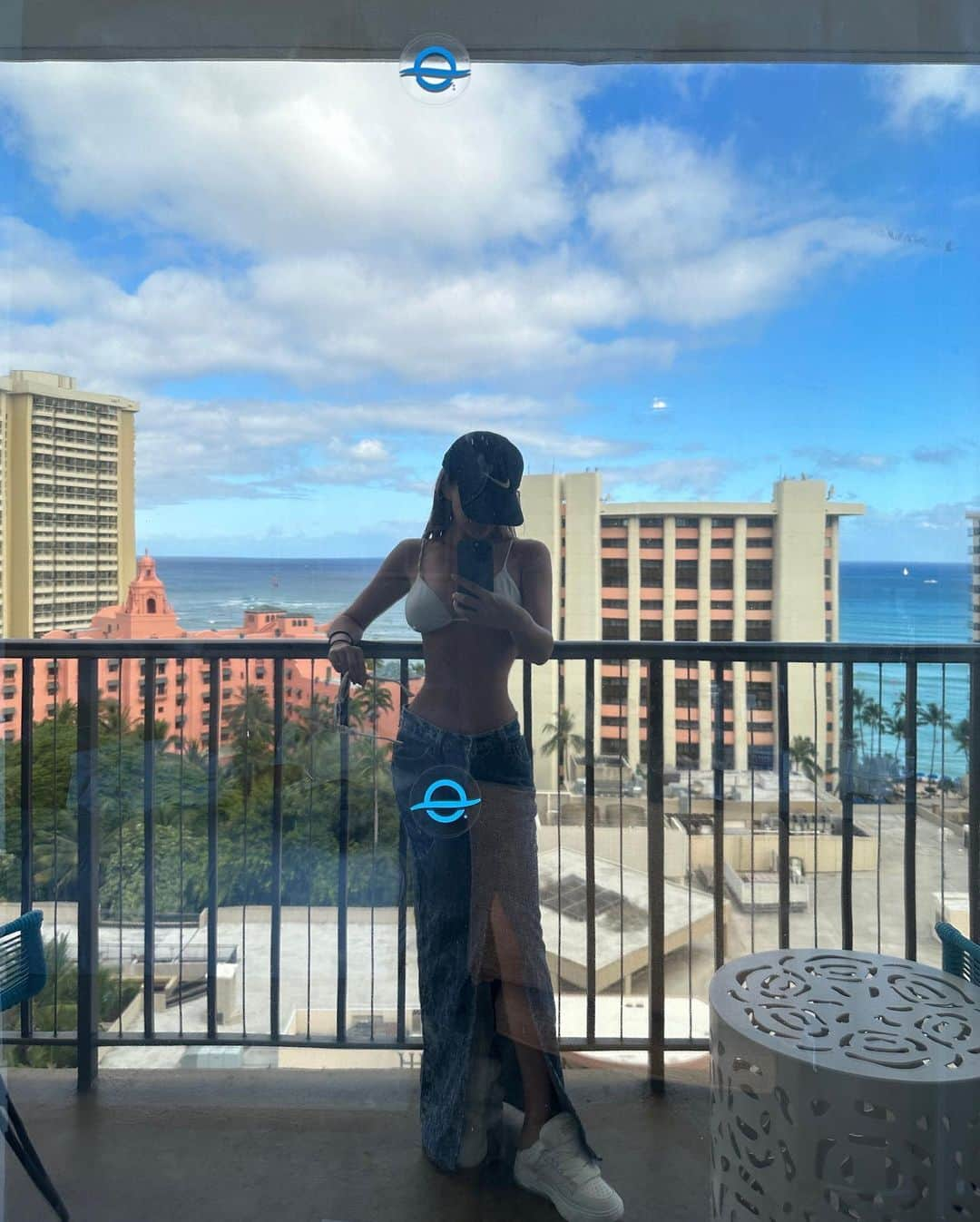 MARISのインスタグラム：「Good morning 🩷 @waikikibeachcomber 🌴 前半はここにStay🕊️  LanaiからのWaikiki🩵カラカウア沿いにあるからSafeな場所だし立地最高だから1人旅にも最適なHotel🌈中には2つレストランとカフェも入ってるしプールもあるし新しく生まれ変わってた @waikikibeachcomber は本当に何かと便利で次もここに泊まろって思ったホテル🩵 新しいホテルはCleanで気持ちいいよね🕊️ 久しぶりの1人旅、住んでるみんなも会いに来てくれやすい場所で会いたい人にはみんな会えてHappyHappy🩷#hilife #hawaii  @waikikibeachcomber  @outriggerjapan  #waikikibeachcomber #ワイキキビーチコマーbyアウトリガー  Sneakers @fwrd  #amiri #ルックフォワード Sunglasses 🕶️ @versace @revolve #リボルブクロージング  #ハワイ」