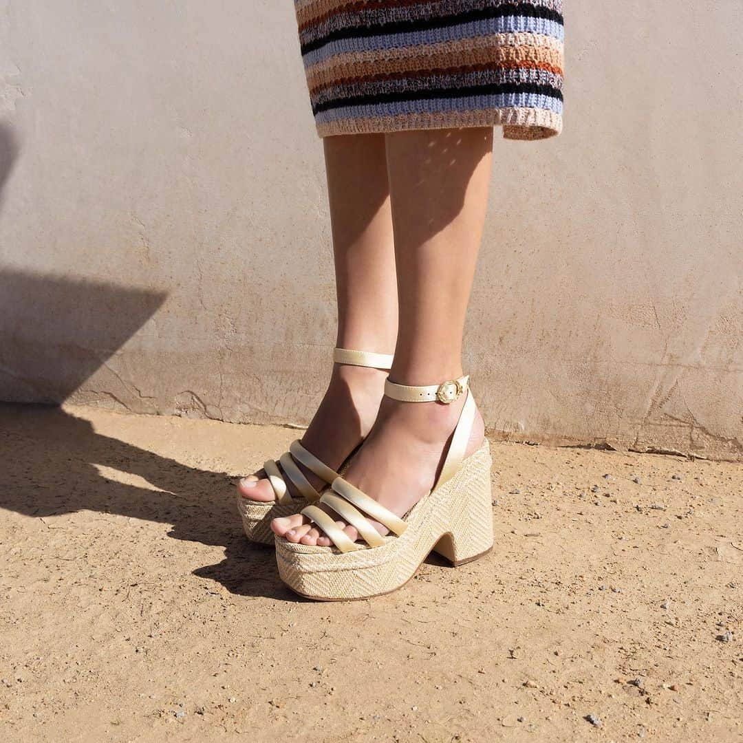 サムエデルマンさんのインスタグラム写真 - (サムエデルマンInstagram)「Sleek satin & extra height to elevate even the most simple look. Tap to shop  #samedelman #ss23 #wedges #summershoes」7月27日 8時21分 - sam_edelman