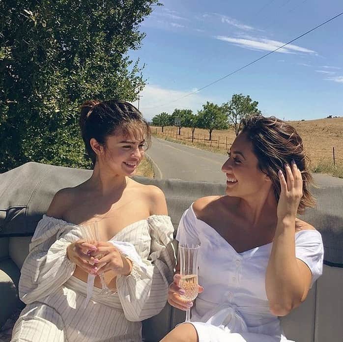 セレーナ・ゴメスのインスタグラム：「Happiest of birthdays to this special human being. No matter where life takes us, I love you. ❤️ @franciaraisa」
