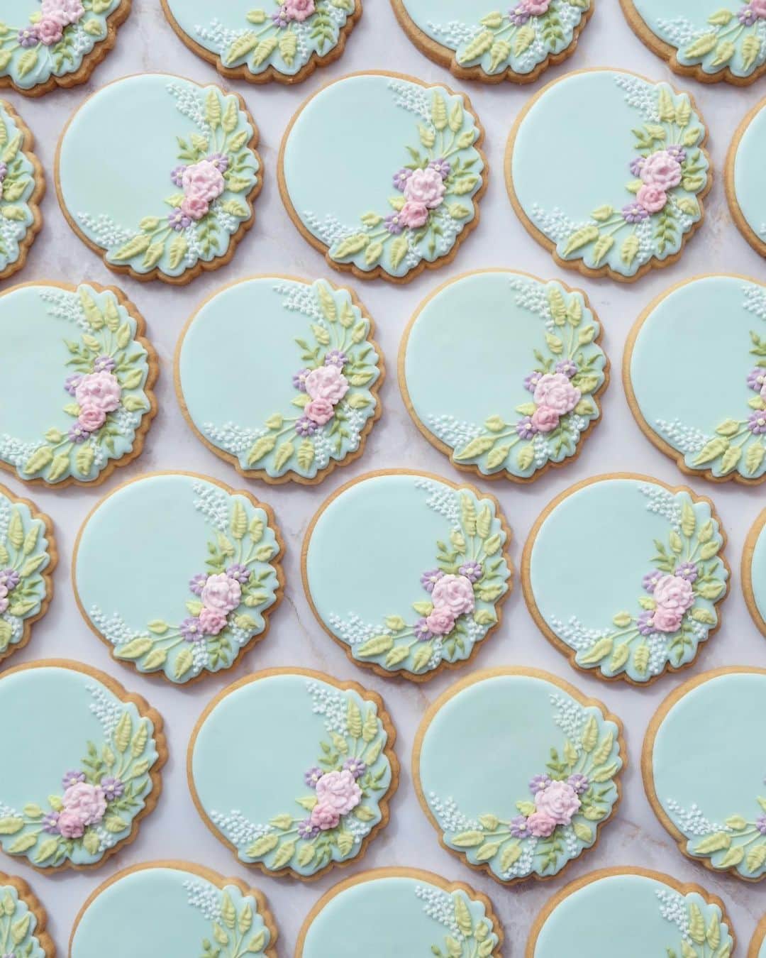 KUNIKAのインスタグラム：「Guest name cookies for birthday party. The colour and design linked with castle birthday cake🩵 Thank you for ordering @ran_et_toi and special thanks @chizu0116 ♡  このあと1枚1枚のクッキーに、お誕生日会に参加されるゲストのお名前を書きました。 色やデザインはお城のケーキとリンクしています🩵  イギリスは子供のお誕生日会がとても特別なもので、さまざまな催しを準備したり工夫したり、とても楽しそうです。(いろいろ大変そうでもある。笑)  息子のお誕生日会のケーキやクッキー、作るのが楽しみだな👶🏻 スパイダーマンとかポケモンになるのかなぁ。 最初はペッパピッグかな〜なんでも良いけど、私はディズニー希望...!♡」