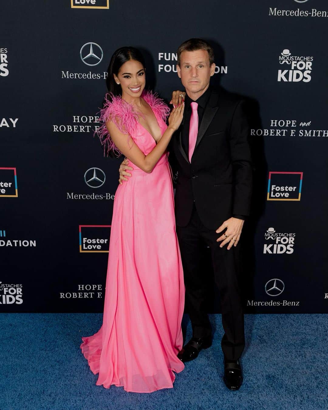 ロブ・ディアデックのインスタグラム：「We had an amazing evening at the @fosterlove gala last week. Their charity work is so important and impacts so many deserving young people. @bryianadyrdek is really passionate about supporting the youths in foster care. Each year she rallies myself and kids and we all go together to buy Christmas gifts for foster youth. This year at the gala she was honored with a “Social Advocacy Award”. It was an amazing event and you know we had to go hard on the live auction to support a great cause.」