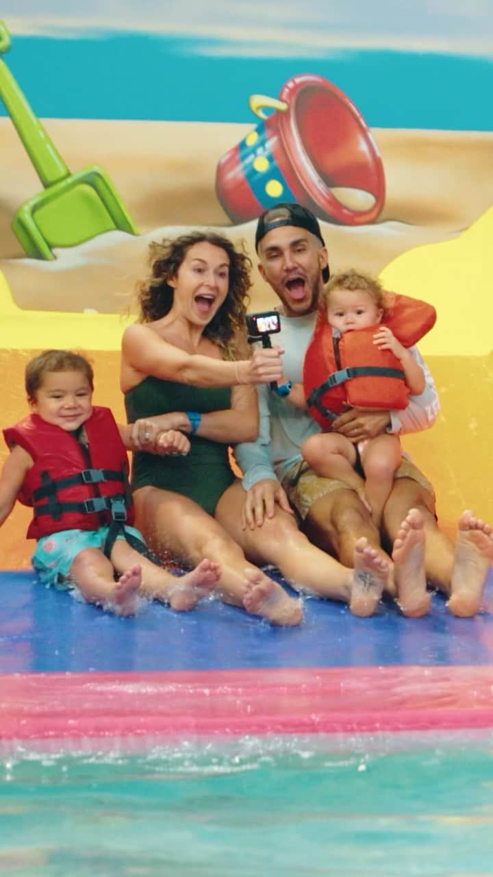 アレクサ・ヴェガのインスタグラム：「What’s up FAMILIA!!! We ❤ waterparks & could not be more psyched that National Waterpark Day is only TWO DAYS AWAY!! Celebrate @kalahariresorts on Friday, July 28th. Mark your calendars because on Friday ONLY you can use Promo Code WATERPARK to save up to 30% off your next resort stay and $10 off of waterpark day passes! Which Kalahari location is your favorite? We have been to Wisconsin, Texas AND Pennsylvania! Click the link in our bio to learn more! #NationalWaterparkDay #MakeMoreMemories #LoveKalahari #ad」