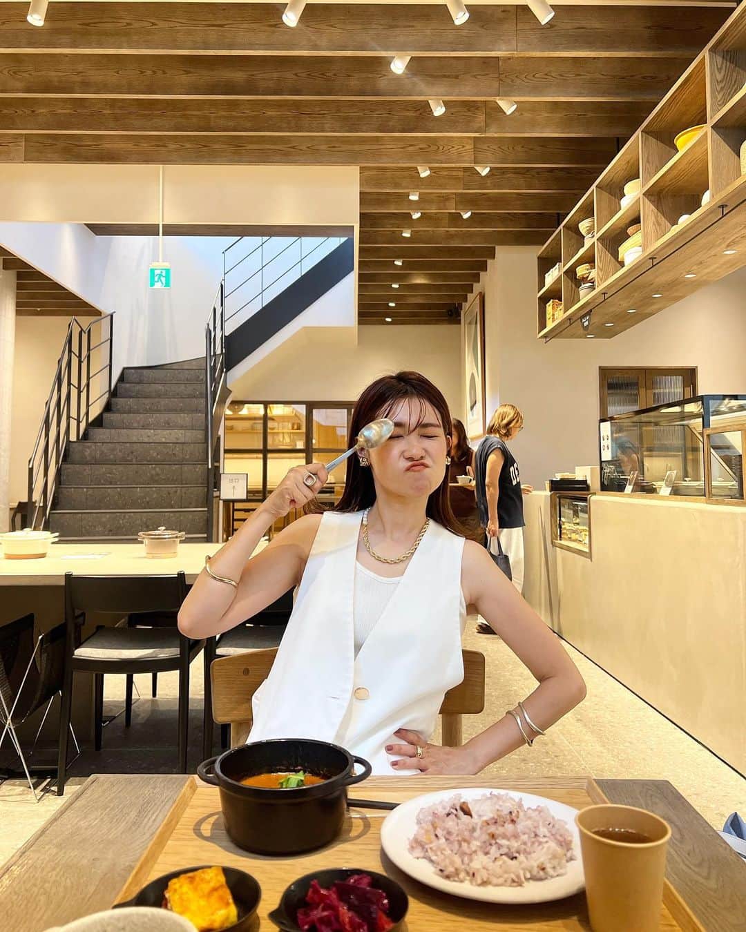 吉田奈央のインスタグラム：「夏はやっぱりカレー🍛  と頼んだ後に気づく真っ白な服。  でもセーフ🙌 汚さなかったわ！笑  お友だちはおにぎりセット🍙 こちらも美味しそうやったわ。  #代官山カフェ#代官山ランチ#ジレコーデ」