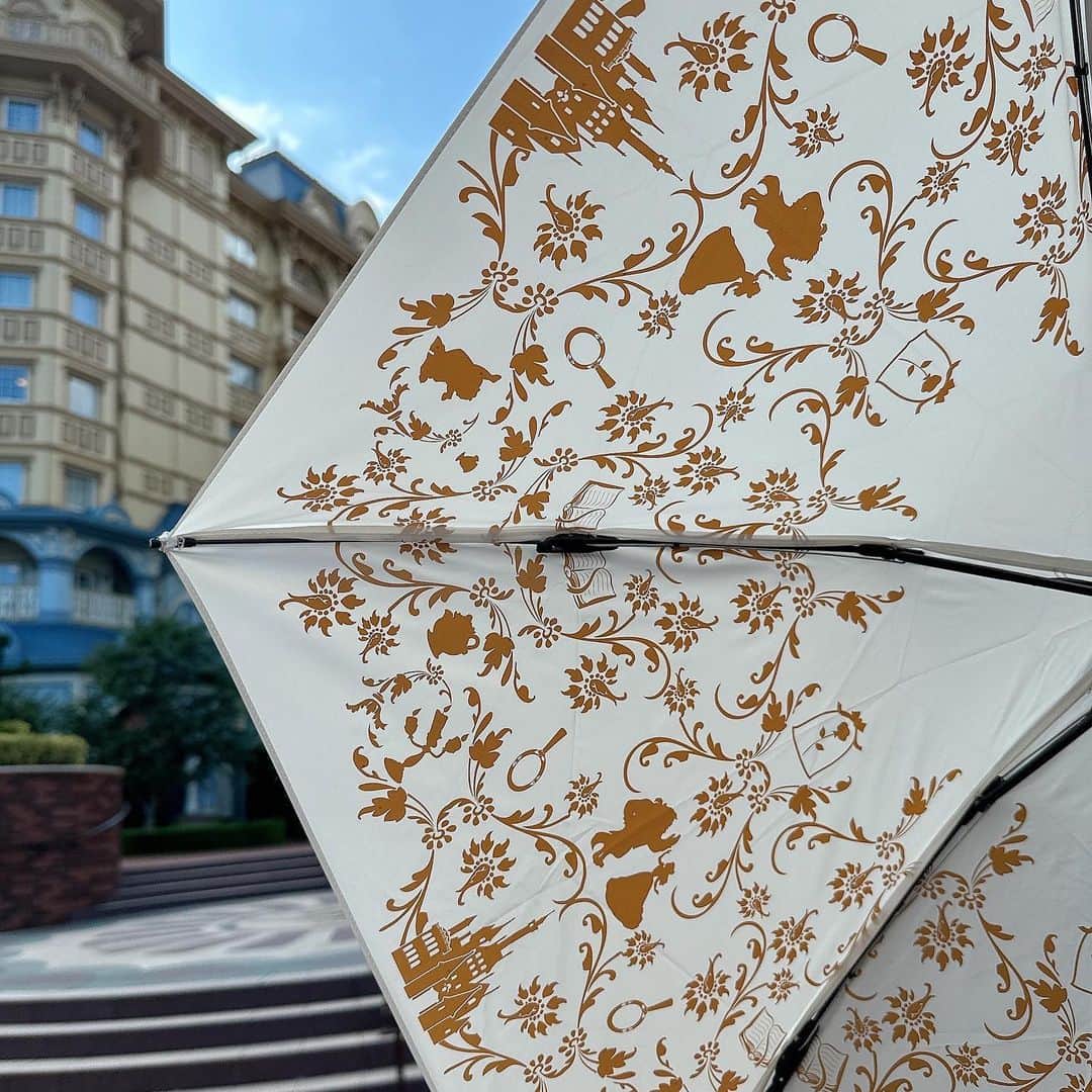 ルナさんのインスタグラム写真 - (ルナInstagram)「@PlusAnq のディズニープリンセス 「ベル」 デザインの折りたたみ 日傘🥀  傘袋もスワロフスキーボタンが可愛い…🤍 コンパクトで約150gしかないから 毎日カバンに入れておける✌️  しかも紫外線と赤外線をカットして、傘の内部温度を約10℃下げてくれる"PREMIUM　WHITE"の機能があるの！  ホワイトカラーだけど紫外線は99％以上、赤外線も98.5％以上カットしてくれるよ😏☀️  なんとなんと限定生産40個のみらしいのでディズニー好きの皆さん必見です😩❤️  ┈┈┈┈┈┈┈┈┈♡ @PlusAnq #plusanq  #プラスアンク #ディズニー #disney #ディズニーファン #ディズニー好きさんと繋がりたい」7月27日 8時42分 - runakumaa
