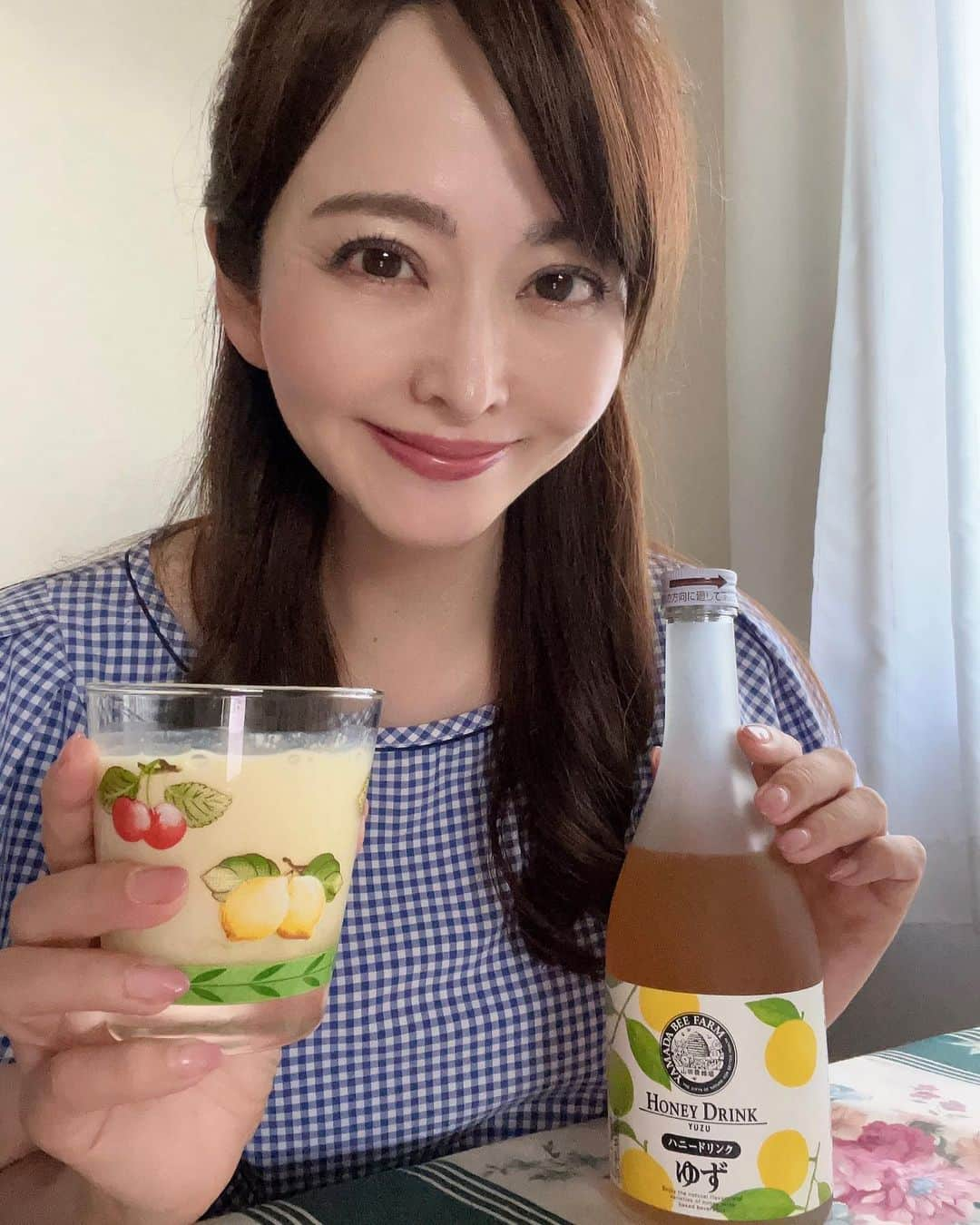 森雅子さんのインスタグラム写真 - (森雅子Instagram)「✨✨  おはようございます。  連日猛暑が続いてますね☀️ 外出から帰るとまずシャワーを浴びて さっぱりしてからでないと動けない私です💦  そんな私が今1番ハマっている ドリンクをご紹介。  これ、とっても美味しくて 山田養蜂場の商品の中でも 私のベスト3のひとつに入れちゃう💕  山田養蜂場 ゆずハニードリンク  @yamada.bee_official   瀬戸内産のゆず果汁と山田養蜂場の 厳選はちみつだけで作られています。  水やお湯、炭酸、ヨーグルトや牛乳で 割って飲みます。  夏の炭酸割りもさっぱりして美味しいですが 私のイチオシは豆乳割り😊  ゆずハニードリンク1対豆乳5で割り 氷をたくさん入れてクルクルと混ぜて飲むと  まるでスイーツ✨  はちみつの甘さにゆずの香りとほろ苦さが たまらなく、まろやかな豆乳が まるで柑橘のシェイクを飲んでるみたい💕  先日出張で帰省していた長男に出したら 絶賛してました。  私の元気の源にもなっている ゆずハニードリンク。  よかったらぜひお試し下さい♪  ・ ・  #PR #山田養蜂場公式インフルエンサー #山田養蜂場 #ゆずハニードリンク #ゆずはちみつ  #はちみつ美容  #健康美人 #豆乳割り  #夏ドリンク #夏の飲み物  #夏のおすすめ #おすすめドリンク  #おうちカフェ #元気の源  #おやつタイム #おやつの時間」7月27日 8時43分 - mako_marie_an