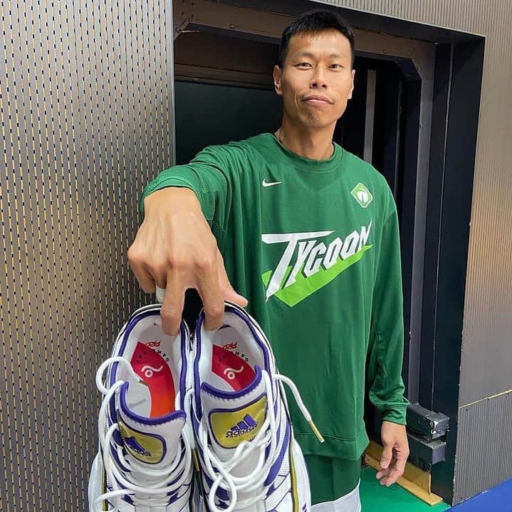 デイミアン・リラードのインスタグラム：「@moveinsoles going global 🌏  Shoutout to @gax2 for wearing the Move Game Day Pro insoles with his @adidasbasketball game kicks in Hong Kong. Essential equipment!   If you’re in Hong Kong and looking to get locked in with Move insoles locally, tap in with @moveinsoles_hk.  #MoveInsoles #teamadidas #HongKong」