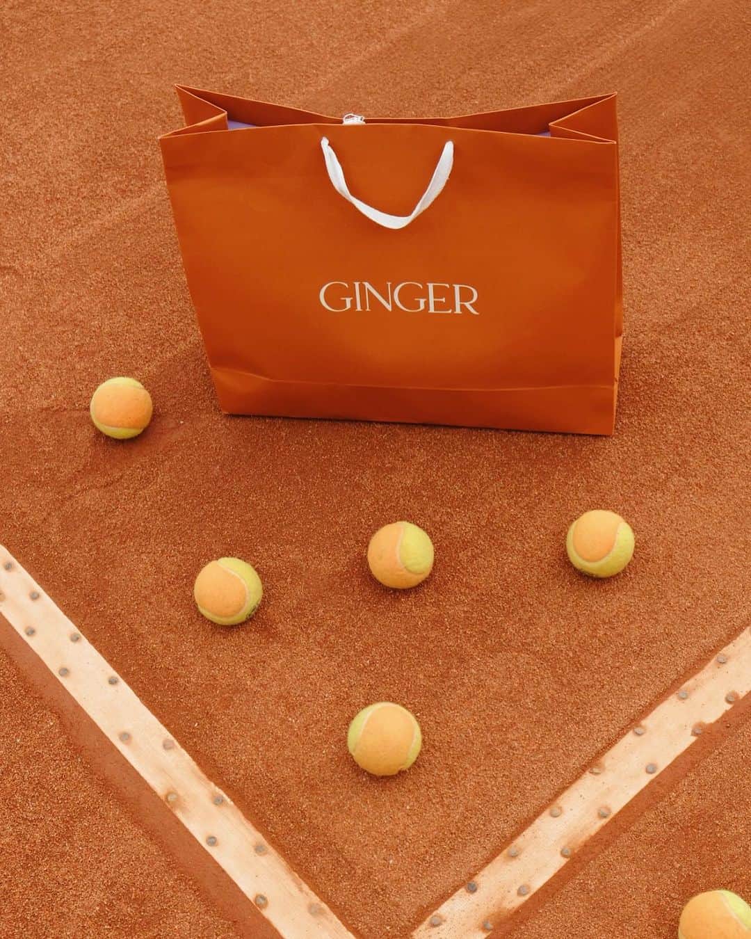 のインスタグラム：「Há exatos 3 anos, em 2020, em meio a pandemia comecei a trilhar um dos sonhos mais desafiadores da minha vida: nasceu a @shopginger. Empreender é um desafio. Foi necessário aprender tanta coisa e principalmente me redescobrir para assumir esse que seria um dos papeis mais extraordinários e surpreendentes da minha vida. Hoje, a @shopginger é o sonho meu, mas também de tantas outras pessoas. 🧡  Eu sou grata por todas as pessoas que passaram e passam pela Ginger todos os dias, sejam elas colaboradoras, clientes, admiradoras e me enche o peito ter uma equipe majoritariamente feminina que faz tudo acontecer com tanta excelência.   Sou fundadora, dona e única investidora da @shopginger. E acredite, já fui questionada inúmeras vezes. E não, não é fácil, é um grande desafio, mas me emociona o reconhecimento de mercado, ocupar tantos espaços importantes, estar atuando em 3 estados e tantas outras conquistas pelo meu trabalho na GINGER. Isso basta. Eu sou feliz e tenho orgulho de ser narradora dessa história tão bonita e que hoje, faz parte da vida de tanta gente. Obrigada obrigada obrigada!   NÓS podemos fazer a diferença. Juntas.   Shop now: shopginger.com.br | Shopping Leblon & Shopping Cidade Jardim & Shopping Pátio Batel」