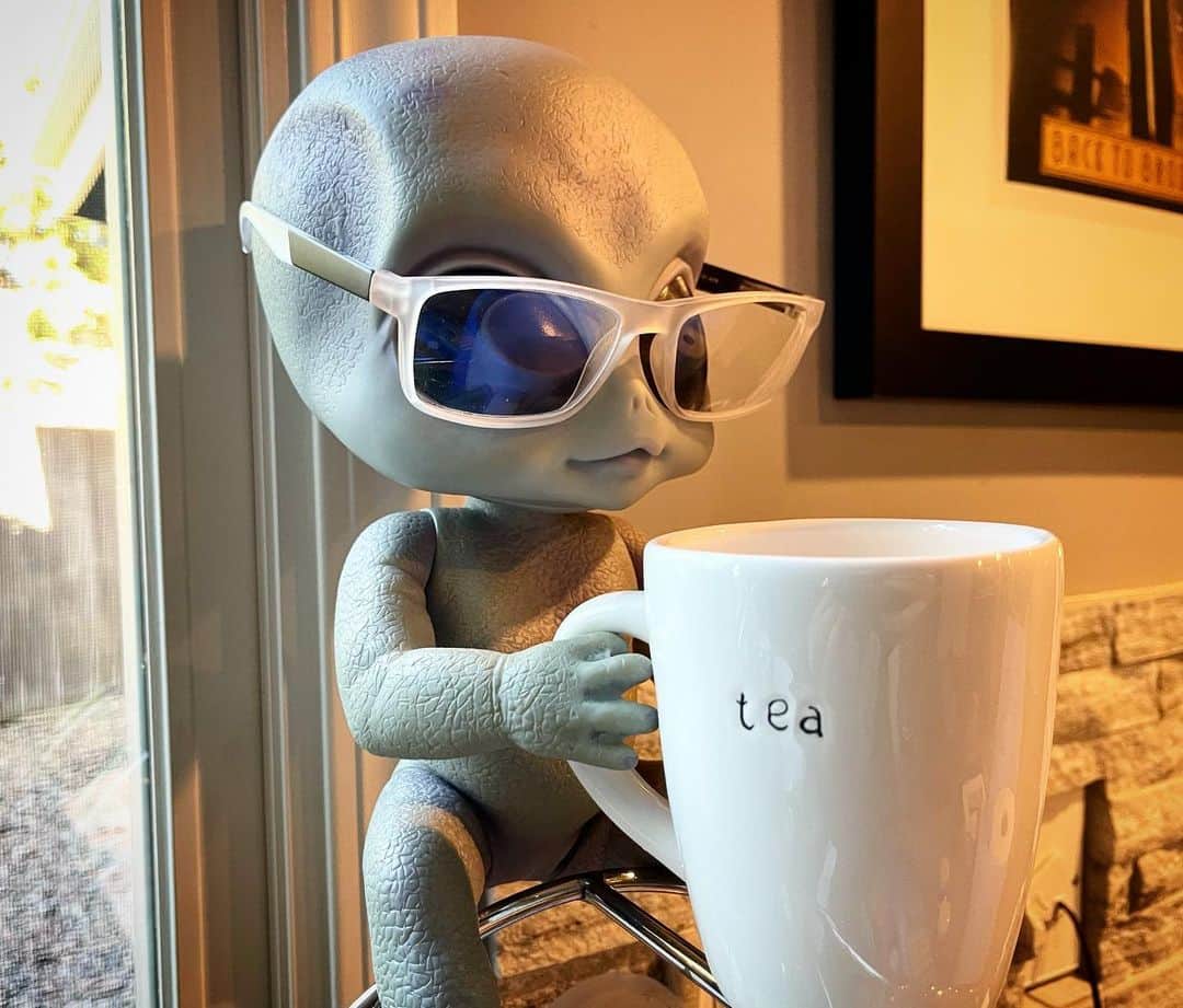 クリス・コルファーのインスタグラム：「Me watching the news today.  #UFOHearings #IToldYouSo 👽🛸」