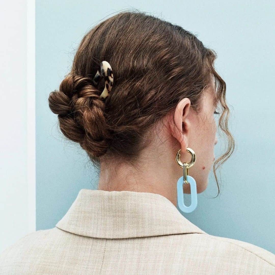 ShopBAZAARさんのインスタグラム写真 - (ShopBAZAARInstagram)「Don't let the hot and humid summer stop you from having a good hair day—all you need is a chic accessory to keep your locks off your neck and out of your face. French hair pins, claw clips, and barrettes are perfect come rain or shine, brunch or the beach, lounging at home or traveling on vacation thanks to their small size and stylish look. Shop sleek hair accessories at the link in our bio. #SHOPBAZAAR」7月27日 9時00分 - shopbazaar