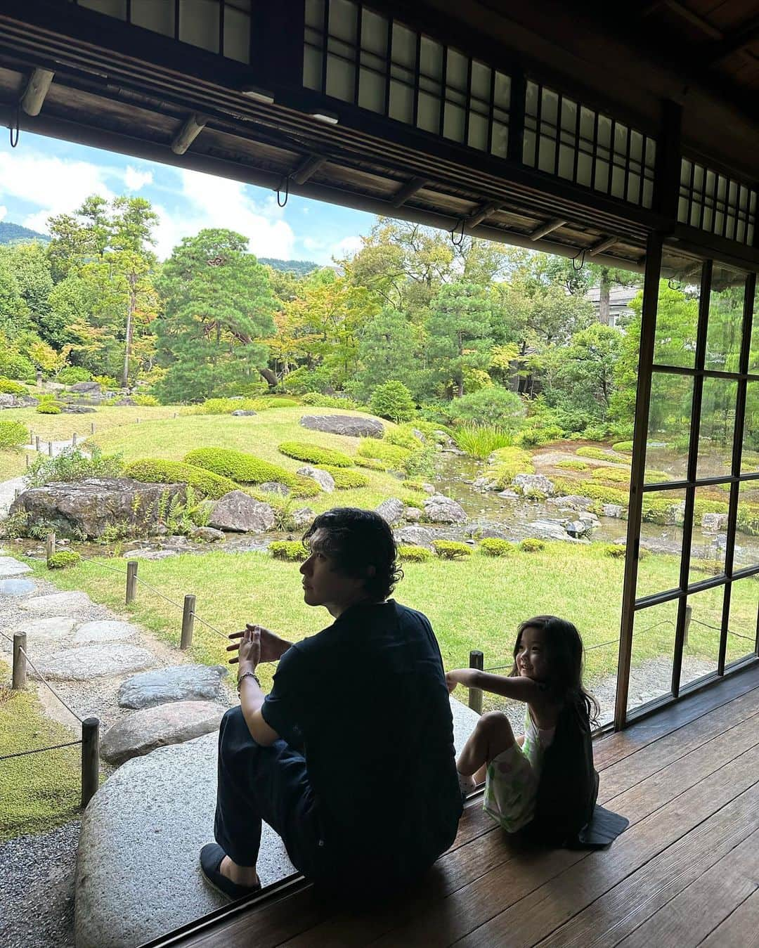 大塚良子さんのインスタグラム写真 - (大塚良子Instagram)「. 南禅寺周辺の別荘の中で唯一通年公開されている、 明治、大正の政治家　山縣有朋の無鄰菴へ  庭園には琵琶湖から引かれた水で、 まるで自然のように演出された川と東山を望む築山。 高低差を活かした奥行きあるスペースには 洋館も備わっていて、2階には伊藤博文と日露外交について話し合ったといわれる会議室も。  こうした文化財の活用が京都は本当に素晴らしい。 何とも贅沢なひととき、ありがとうございました。  Tops.. @blamink.official  Pants.. @therow Bag.. @chanelofficial」7月27日 8時52分 - ryokokonami