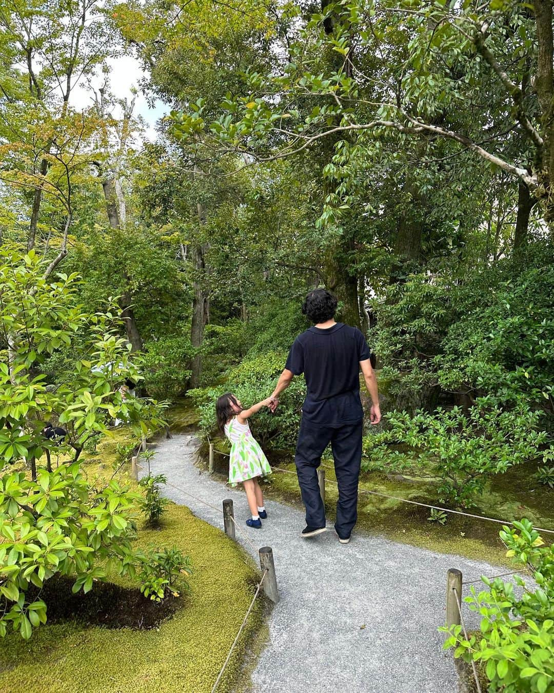 大塚良子さんのインスタグラム写真 - (大塚良子Instagram)「. 南禅寺周辺の別荘の中で唯一通年公開されている、 明治、大正の政治家　山縣有朋の無鄰菴へ  庭園には琵琶湖から引かれた水で、 まるで自然のように演出された川と東山を望む築山。 高低差を活かした奥行きあるスペースには 洋館も備わっていて、2階には伊藤博文と日露外交について話し合ったといわれる会議室も。  こうした文化財の活用が京都は本当に素晴らしい。 何とも贅沢なひととき、ありがとうございました。  Tops.. @blamink.official  Pants.. @therow Bag.. @chanelofficial」7月27日 8時52分 - ryokokonami