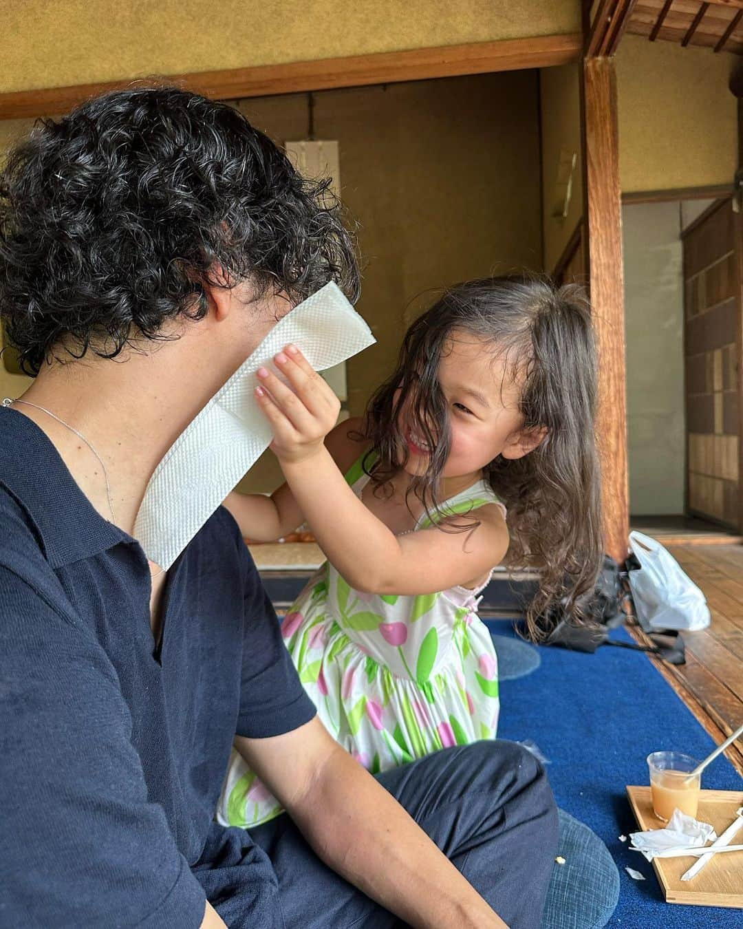 大塚良子さんのインスタグラム写真 - (大塚良子Instagram)「. 南禅寺周辺の別荘の中で唯一通年公開されている、 明治、大正の政治家　山縣有朋の無鄰菴へ  庭園には琵琶湖から引かれた水で、 まるで自然のように演出された川と東山を望む築山。 高低差を活かした奥行きあるスペースには 洋館も備わっていて、2階には伊藤博文と日露外交について話し合ったといわれる会議室も。  こうした文化財の活用が京都は本当に素晴らしい。 何とも贅沢なひととき、ありがとうございました。  Tops.. @blamink.official  Pants.. @therow Bag.. @chanelofficial」7月27日 8時52分 - ryokokonami