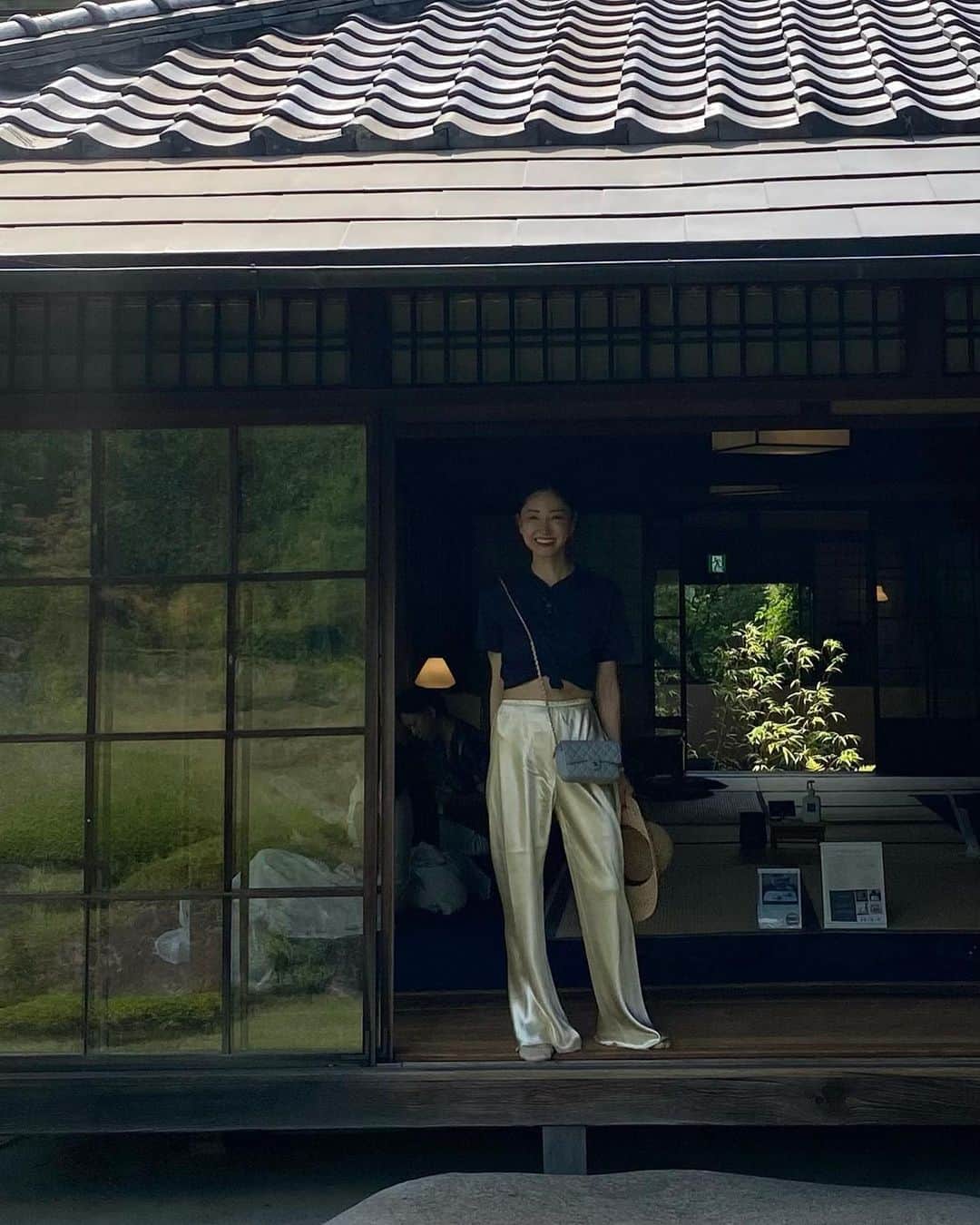 大塚良子のインスタグラム：「. 南禅寺周辺の別荘の中で唯一通年公開されている、 明治、大正の政治家　山縣有朋の無鄰菴へ  庭園には琵琶湖から引かれた水で、 まるで自然のように演出された川と東山を望む築山。 高低差を活かした奥行きあるスペースには 洋館も備わっていて、2階には伊藤博文と日露外交について話し合ったといわれる会議室も。  こうした文化財の活用が京都は本当に素晴らしい。 何とも贅沢なひととき、ありがとうございました。  Tops.. @blamink.official  Pants.. @therow Bag.. @chanelofficial」