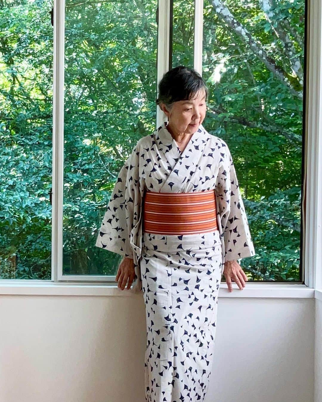 山崎陽子のインスタグラム：「夏山家 朝から浴衣、顔洗ってぱぱっと☺︎ #yukata #リサイクル浴衣 #あら船  #紗半幅博多帯 #西村織物 #片ばさみ  衿芯も帯板も伊達締めも入れず、紐2本で。 #八ヶ岳の日々#家浴衣#おとなの浴衣はじめます」