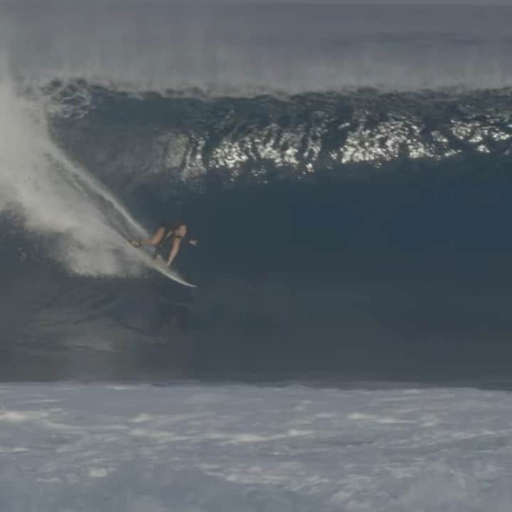 カリッサ・ムーアのインスタグラム：「Boards are already packed and I don’t leave to Tahiti for another ten days… maybe somebody’s excited 🙈🤗 No waves around town at the moment anything like Teahupo’o so trying to visualize the last time I rode something of similar consequence. Pipe this winter 🙃 Looking forward to spending more time at Teahupo’o and working on my backside barrel riding. Inspired by all the girls charging out there right now! video/ not sure who took this one! Let me know 🙏🏼 thank you!」