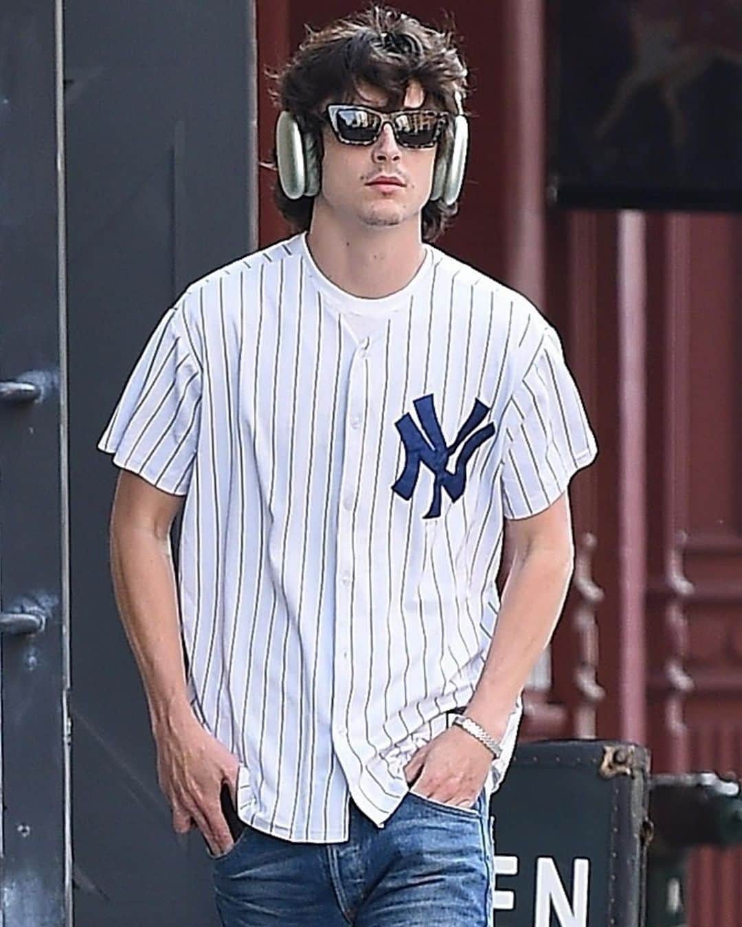 Just Jaredさんのインスタグラム写真 - (Just JaredInstagram)「Timothee Chalamet shows his support for the Yankees while out grabbing a slice of pizza for lunch. #TimotheeChalamet Photos: Backgrid」7月27日 9時08分 - justjared