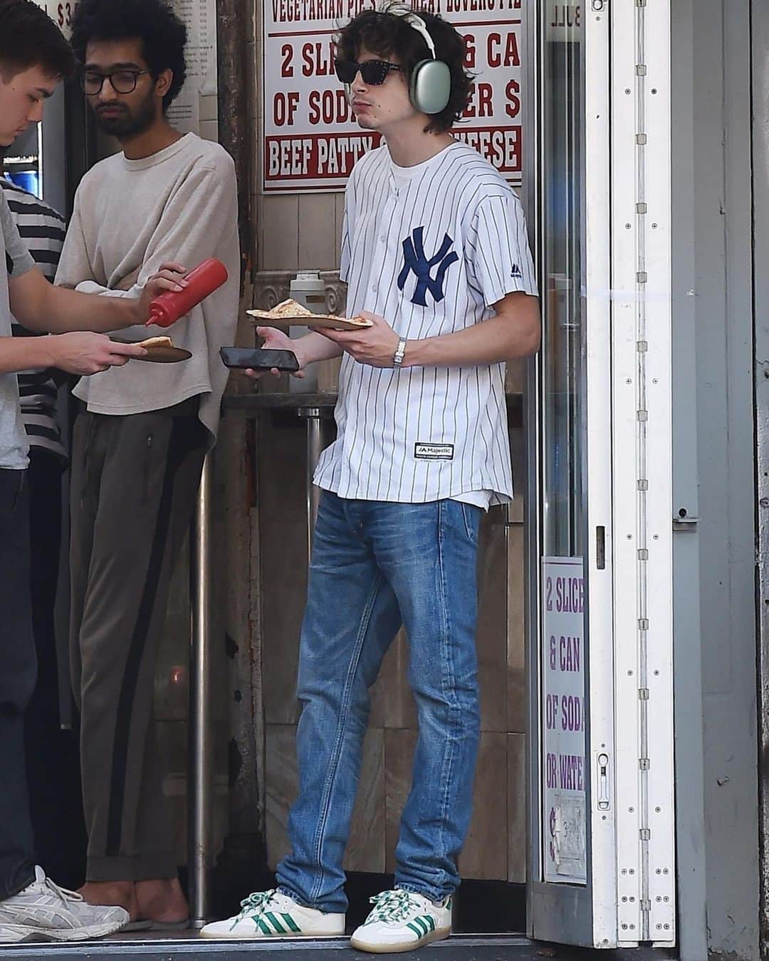 Just Jaredさんのインスタグラム写真 - (Just JaredInstagram)「Timothee Chalamet shows his support for the Yankees while out grabbing a slice of pizza for lunch. #TimotheeChalamet Photos: Backgrid」7月27日 9時08分 - justjared