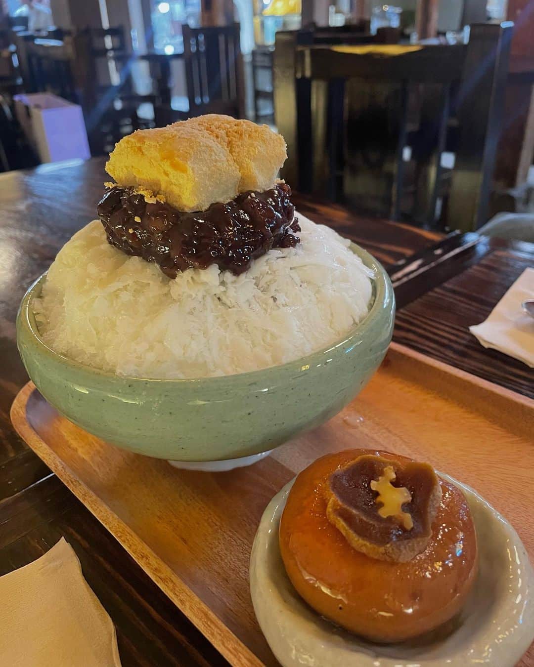 T͟o͟m͟o͟m͟i͟ S͟a͟t͟o͟のインスタグラム：「. 夏はやっぱりビンス食べないと🍧🥄 わたしはきな粉餅とあんこのがいちばん好き。  여름에는 역시 빈스 먹어야징 나는 인절미와 팥고물빈스가 제일 좋아.🫘  #moumiiikorea」