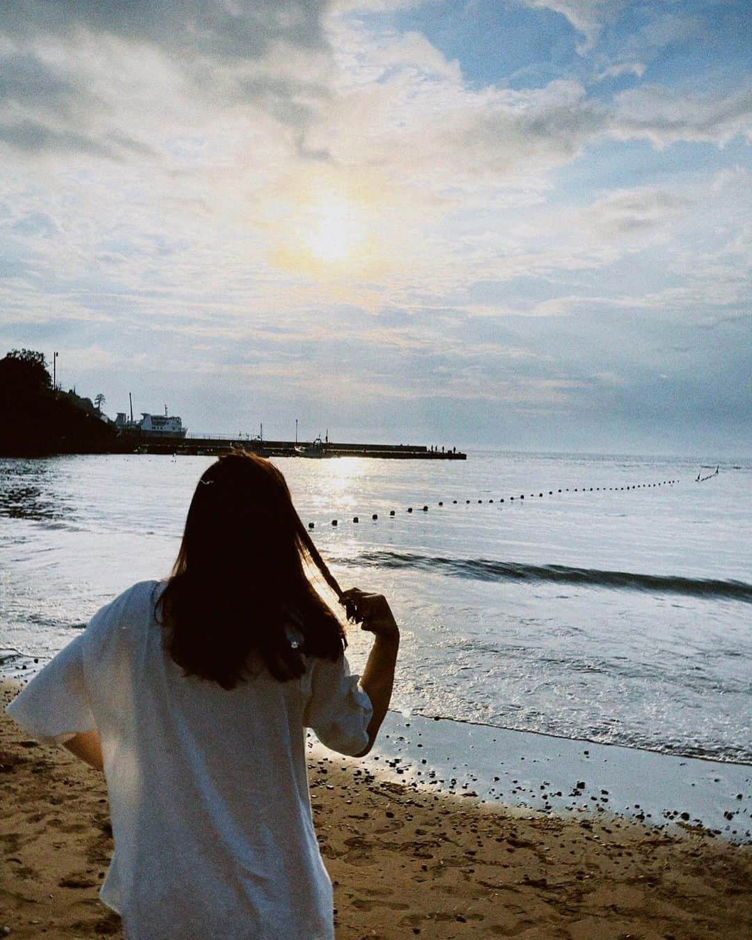 鈴木奈央さんのインスタグラム写真 - (鈴木奈央Instagram)「. . 夏ですね🥵🍉⛵️🌻☀️🕶️ . 暑い日々が続くので、皆さま 熱中症には気をつけて下さいね🥤 . . 📸りんか #土肥 #ビーチ #🕶️ #暑中お見舞い申し上げます🎐」7月27日 9時10分 - keirin70