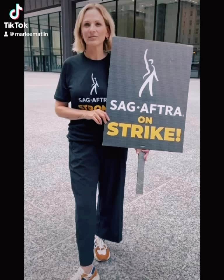 マーリー・マトリンのインスタグラム：「I support SAG AFTRA.」