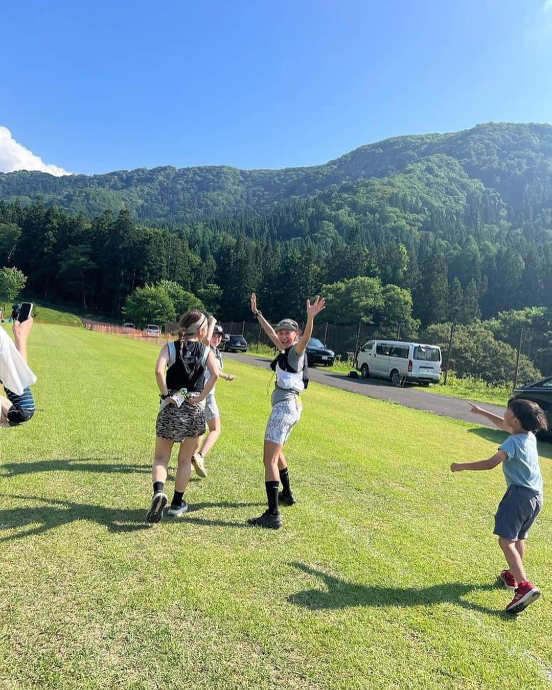 山本まさみさんのインスタグラム写真 - (山本まさみInstagram)「・ ・ The4100D マウンテントレイル in 野沢温泉 37km無事ゴール⛰️ ⁡ はじめてトレイルのレースに出場してきました！✨ 今年も色々挑戦したいと思ってた時に 野沢のトレイル楽しいよっておすすめしてもらって、エントリー😼👍 スケジュールが大丈夫であれば、 ポチッとエントリーしちゃうのがおすすめ🌈 考えすぎはおすすめしません🙋🏼‍♀️ww ⁡ さぁ！みずほちゃん誘っていざ野沢へ♨️ ⁡ はじめてトレイルレース、しかも37km😂 ロードは任せての私達でしたが、 山は簡単にはすすめなかった😂⛰️ ⁡ 怪我しないように一歩一歩を大切に、 声がけしながら、平坦だけは走って前へ前へ！ 関門ギリギリ😅 ⁡ 途中の関門は2秒前に奇跡的にクリア😂ww 織田の練習を思い出しあの時猛ダッシュしたのも思い出です！ww ⁡ 最後はど根性！前日にトレランの師匠から教えてもらったトレランに大切な持ち物「折れない心♡」 これまじで大切だった😂💖 ⁡ 沢山の皆さんのサポートで無事楽しくゴールしました✨ ⁡ 自然の偉大さ、湧き水のありがたみ、 木陰の涼しさ、ふかふかした土、虫の声などなど 私の細胞が喜んでました☺️ ⁡ ちなみにフルマラソンのダメージより、 9時間半動き続けたトレランの方が、 ダメージは少なかった😇✨ ⁡ 自分の特性を知れた最高なレース！ 来年もよろしくお願いします😼🌈 ⁡ 来年は絶対2泊3日！ みゆきさん来年は一緒にゴールしましょう🥺🫶  ウェアは安心安全かっこいい @salomon_japan  @charbon_running   ちなみにSPEEDCROSS 6は下りでぜんぜん滑らないし、普段も履けるかっこよさで最高でした🫶  #the4100dマウンテントレイルin野沢温泉 #マウンテントレイル #トレラン #トレイルマラソン #野沢温泉」7月27日 9時14分 - masami_macho